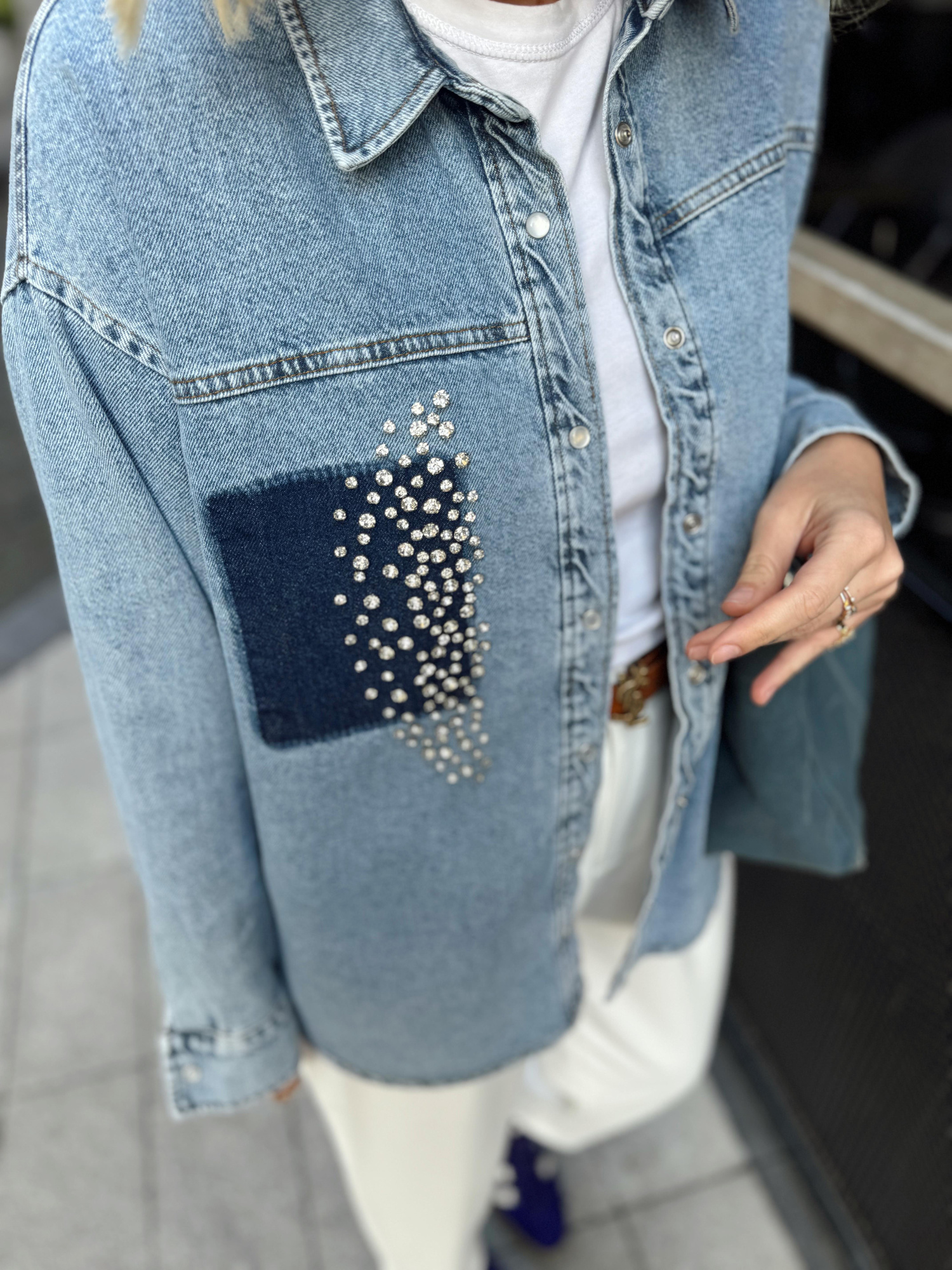 Orijinal Model Kristal Taş Detaylı Denim Gömlek