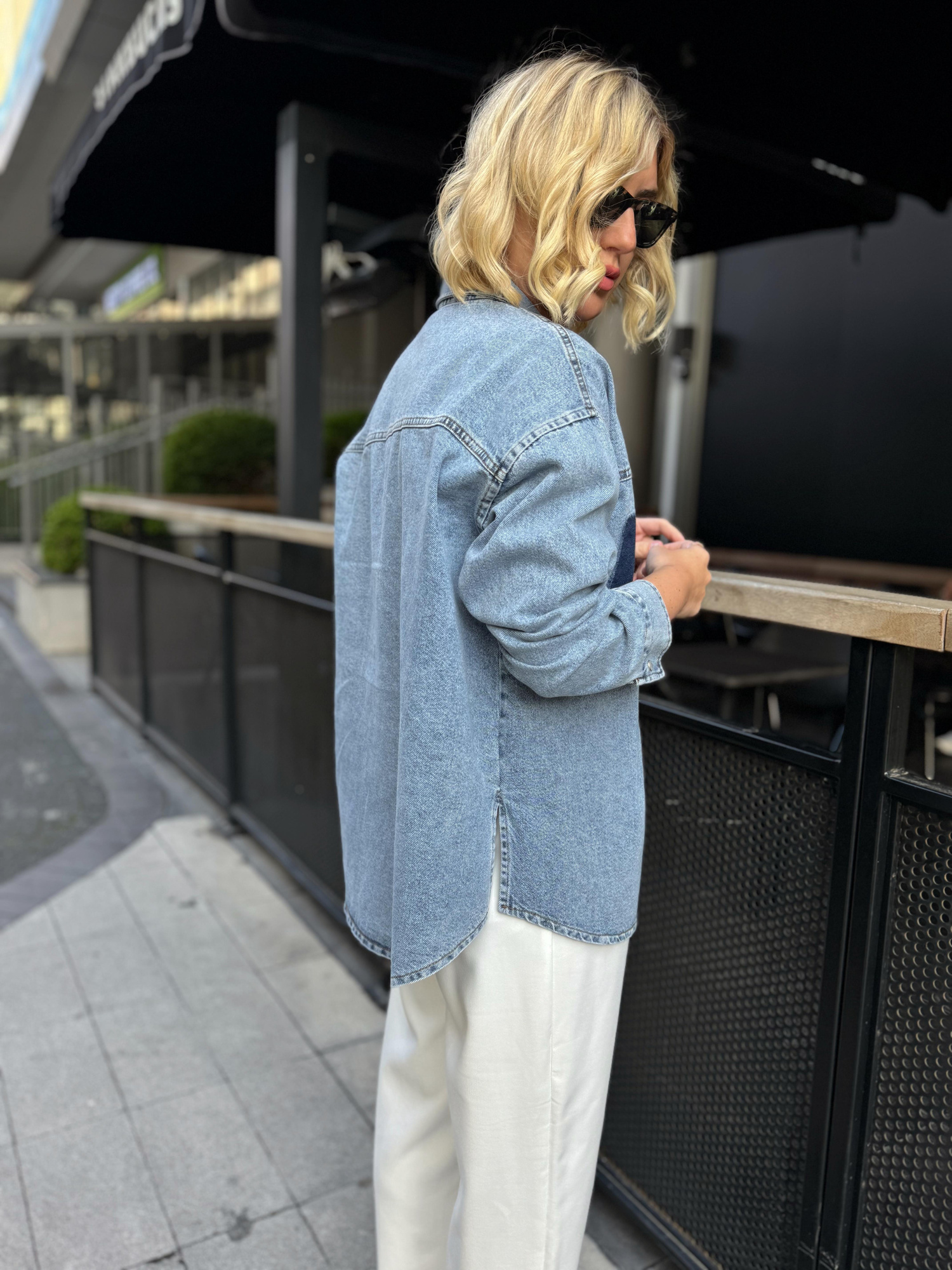 Orijinal Model Kristal Taş Detaylı Denim Gömlek