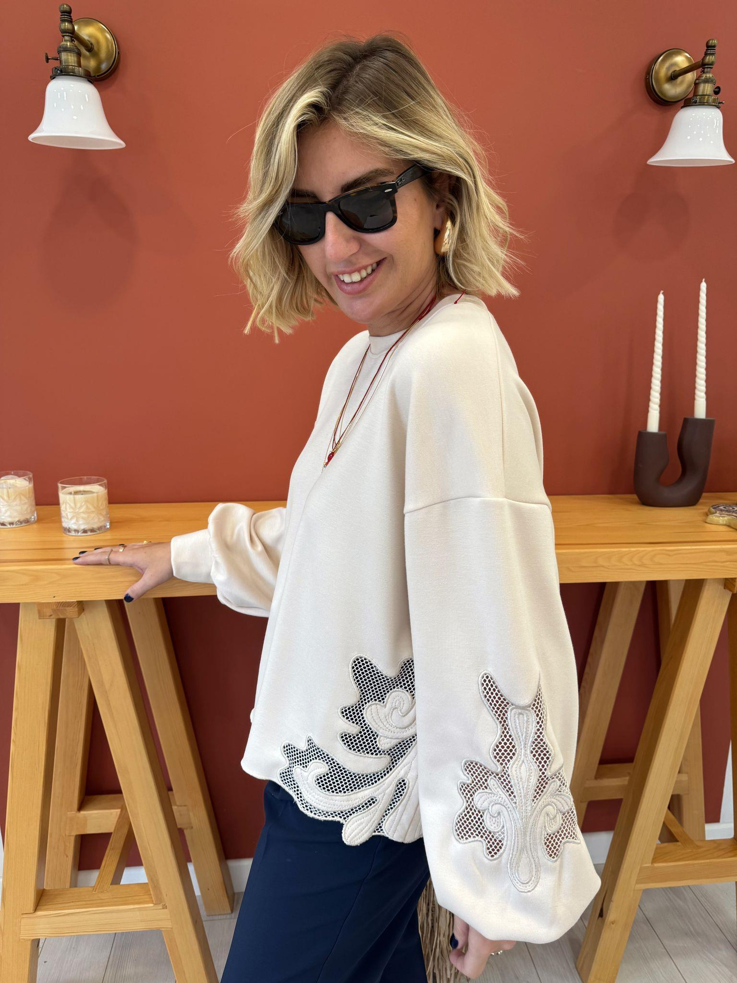 Orjinal Model Nakış Aplikeli Bej Modal Sweat