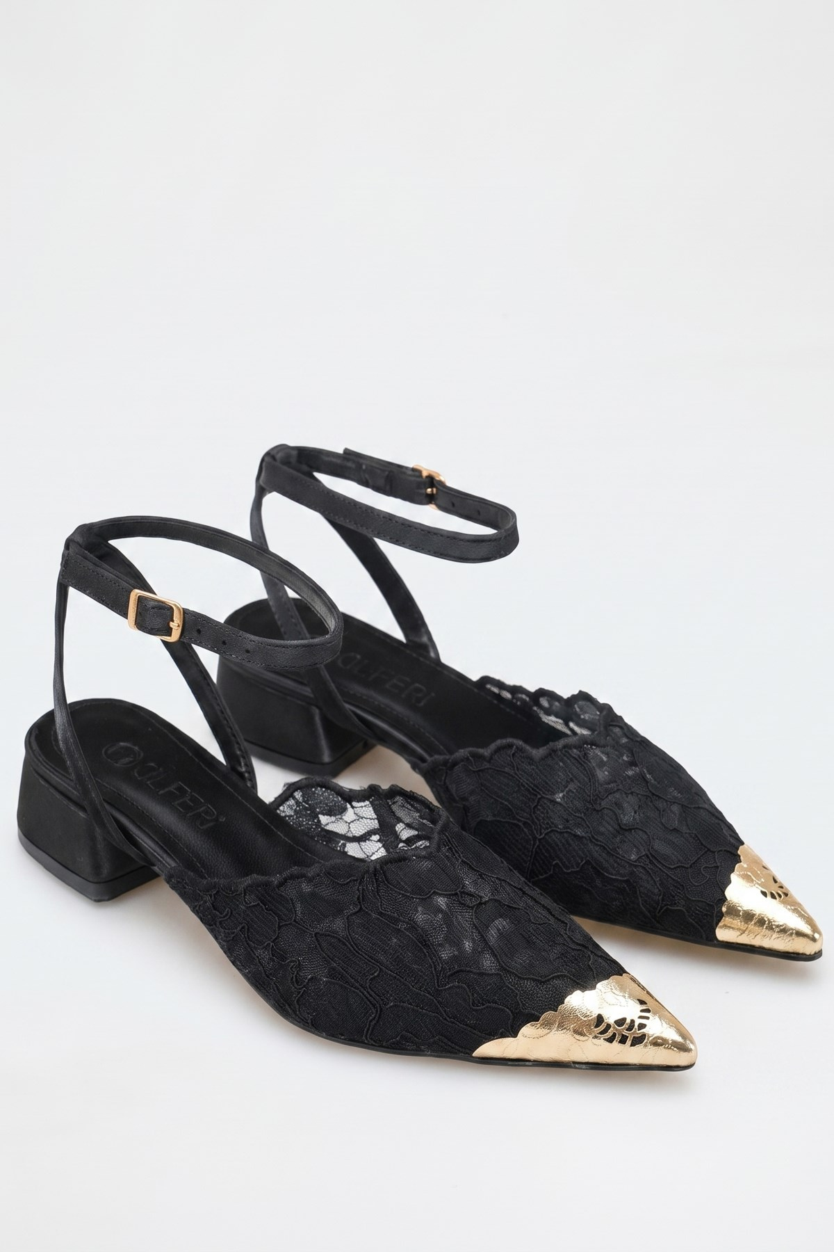 Kadın Siyah  Dantelli Gold Aksesuarlı Kalın Kısa Topuklu Ayakkabı SeferiE