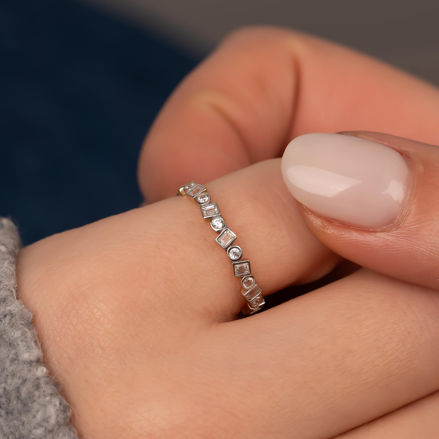 Kare Yuvarlak Sıra Taşlı 14 Ayar Altın Yüzük