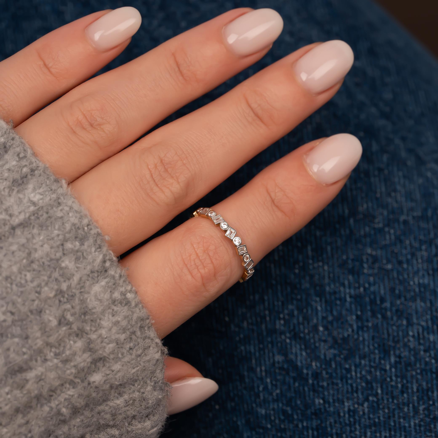 Kare Yuvarlak Sıra Taşlı 14 Ayar Altın Yüzük