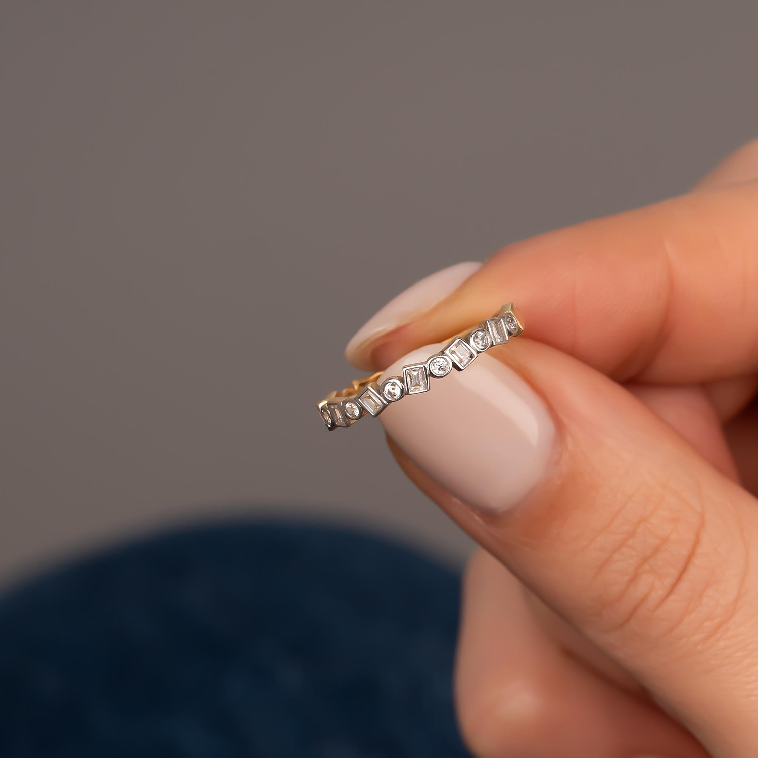 Kare Yuvarlak Sıra Taşlı 14 Ayar Altın Yüzük