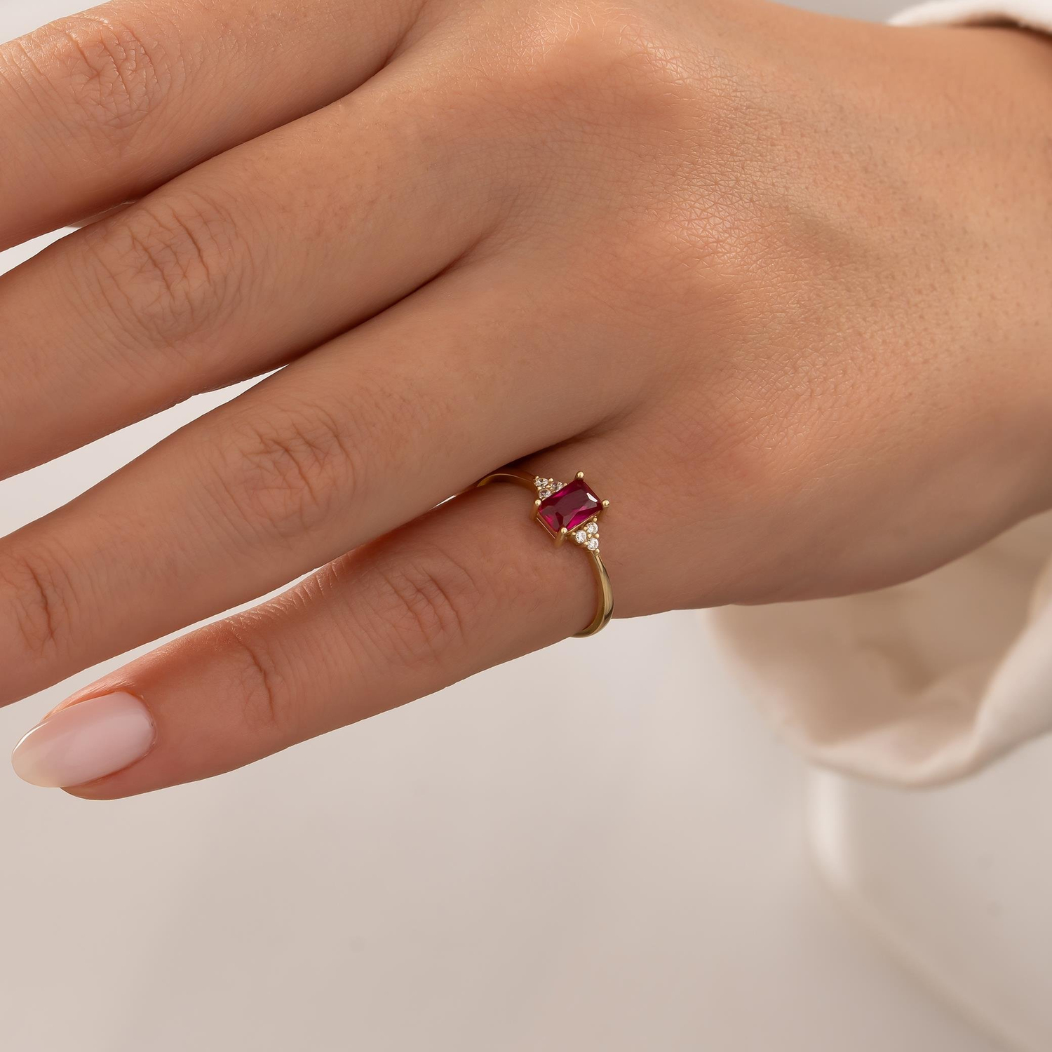 Kenarları Taşlı Mor Dikdörtgen Taşlı 14 Ayar Altın Yüzük