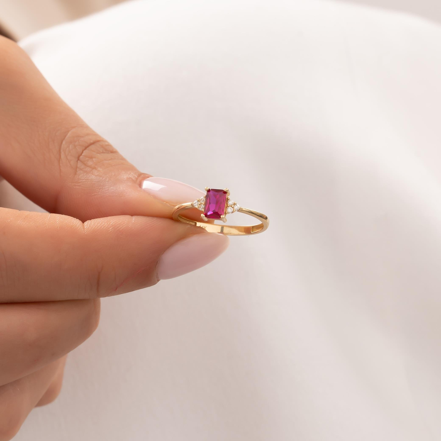 Kenarları Taşlı Mor Dikdörtgen Taşlı 14 Ayar Altın Yüzük