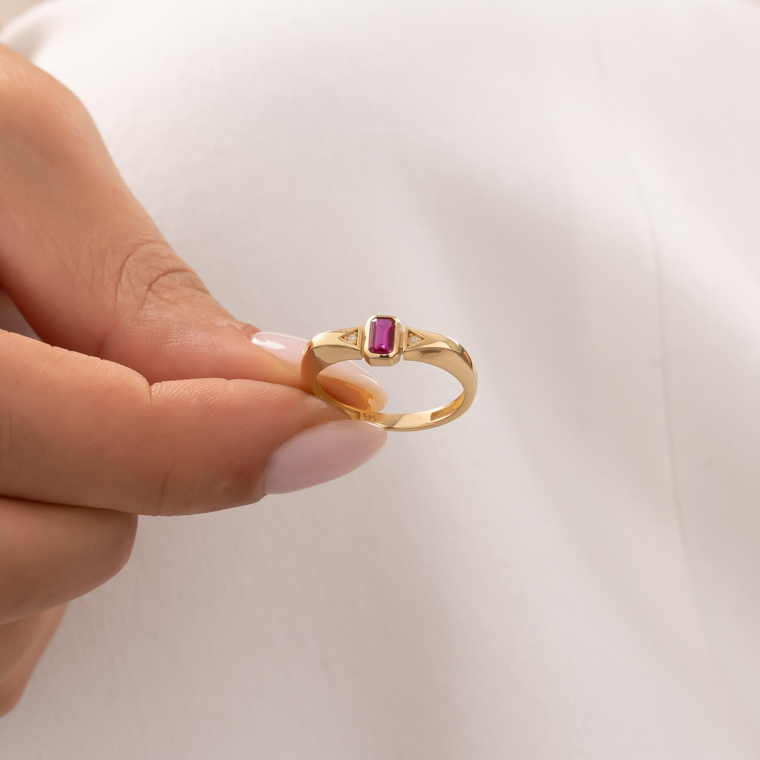 Mor Dikdörtgen Taşlı 14 Ayar Altın Yüzük