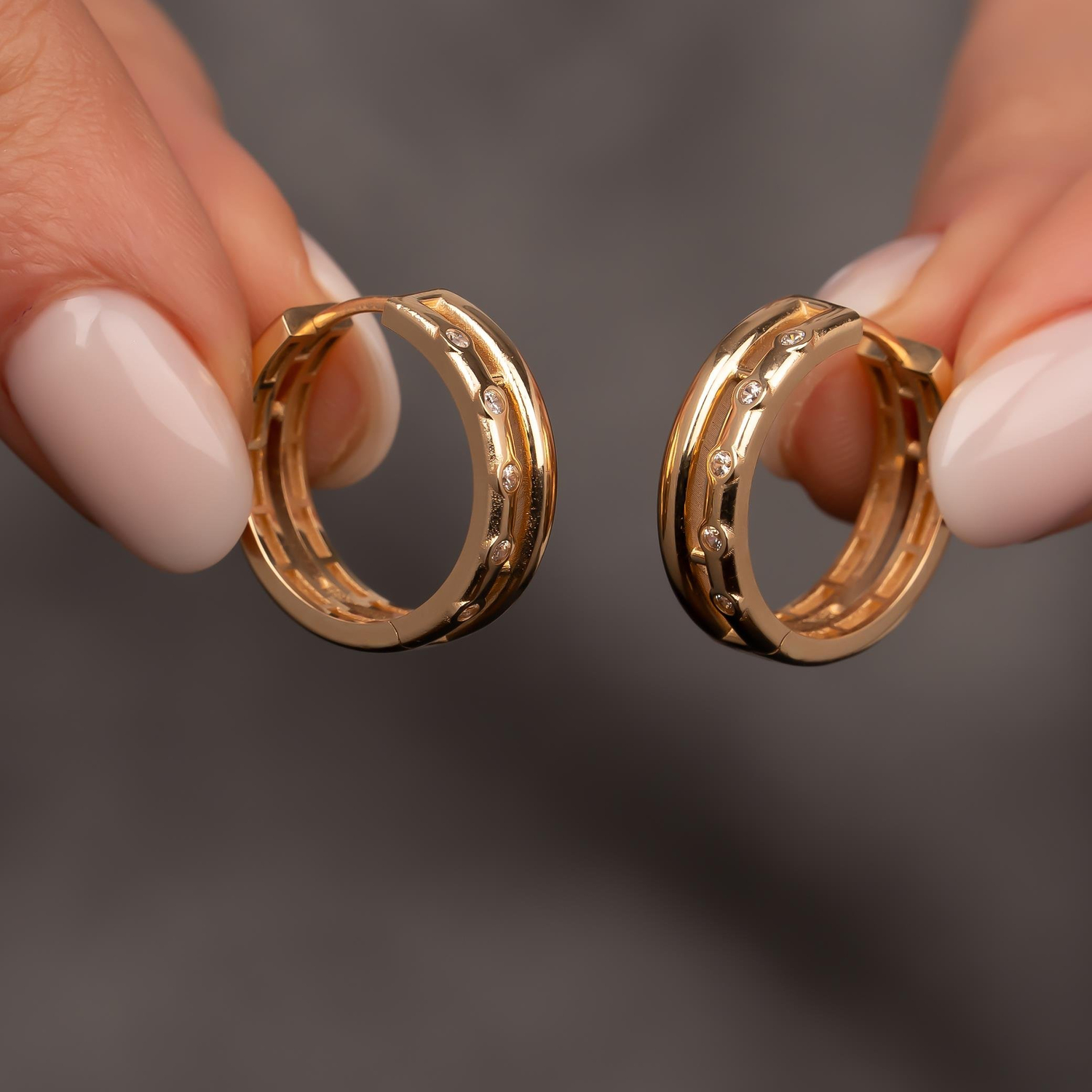 Taş Detaylı Halka 14 Ayar Küpe 2 cm