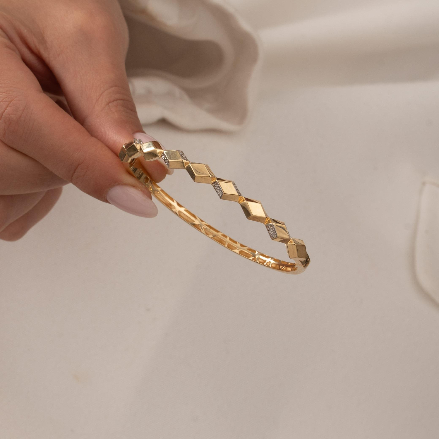 Taşlı Geometrik Model 14 Ayar Altın Kelepçe