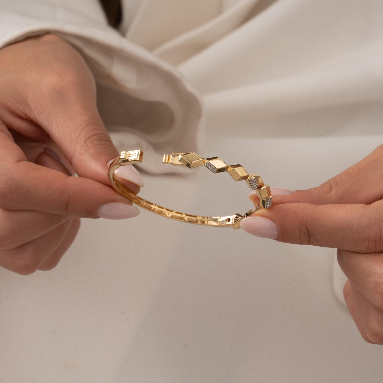 Taşlı Geometrik Model 14 Ayar Altın Kelepçe