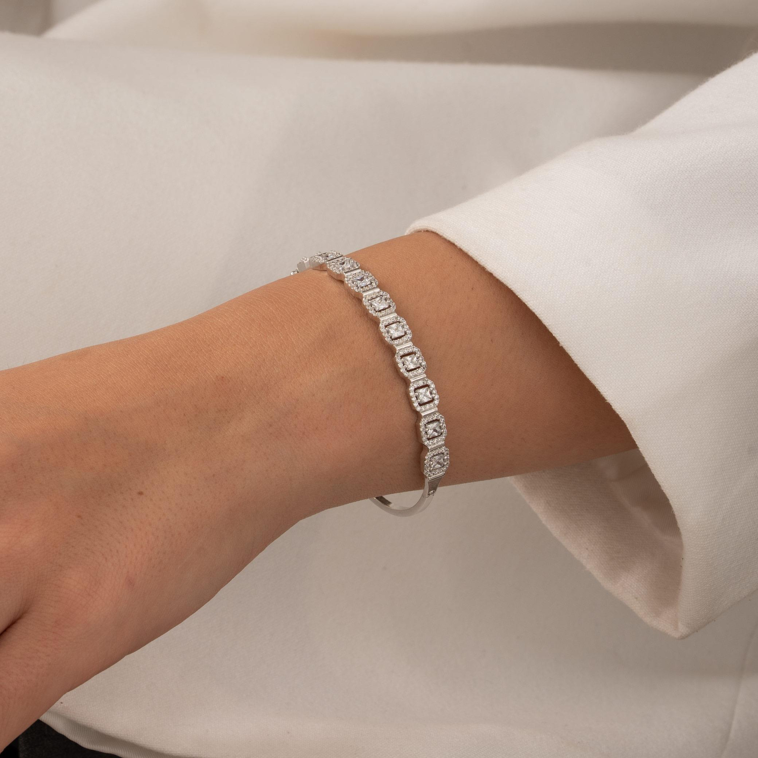 Baget Taşlı 14 Ayar Beyaz Altın Kelepçe