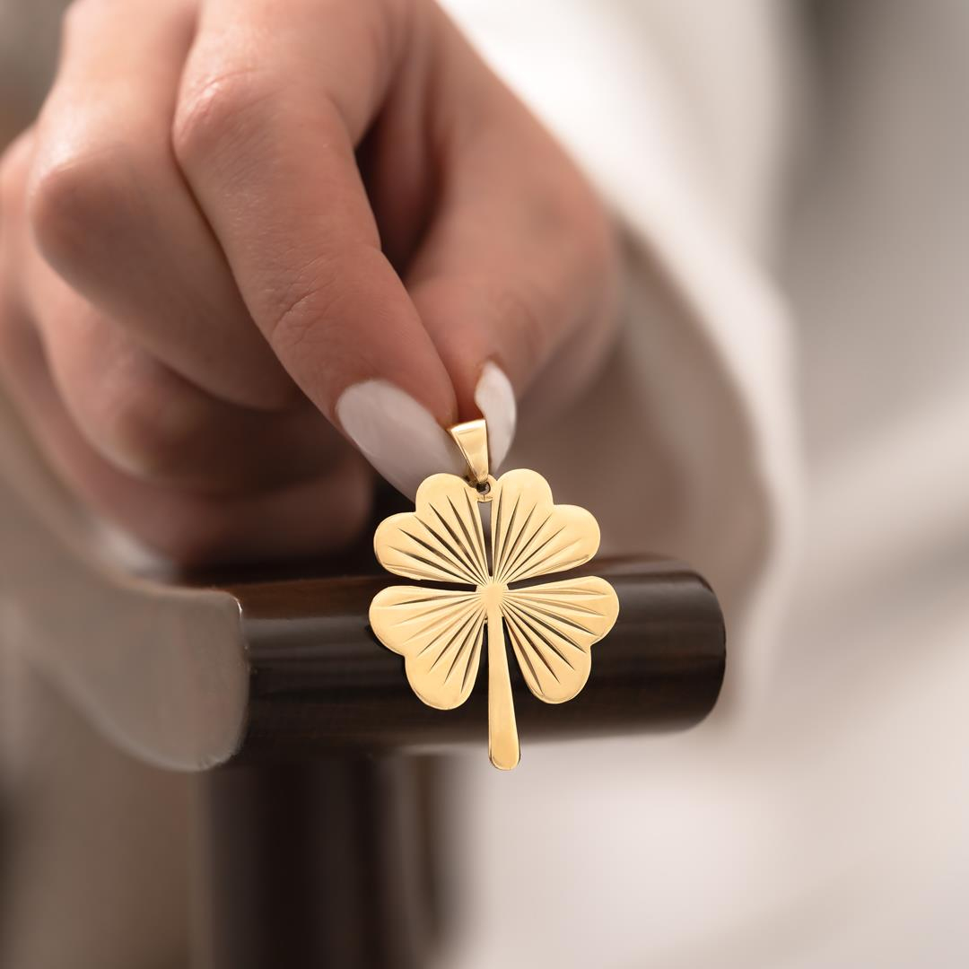 Çizgi Desenli Yonca 14 Ayar Kolye Ucu