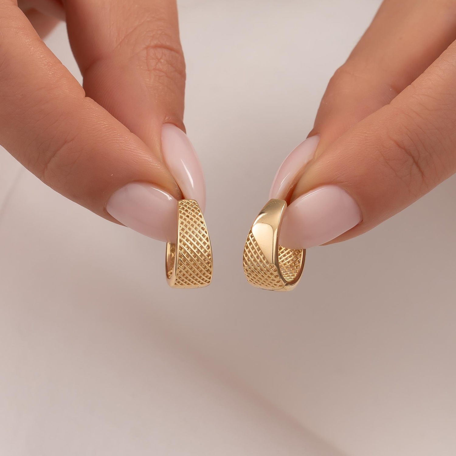 Desenli Halka Küpe 14 Ayar Altın