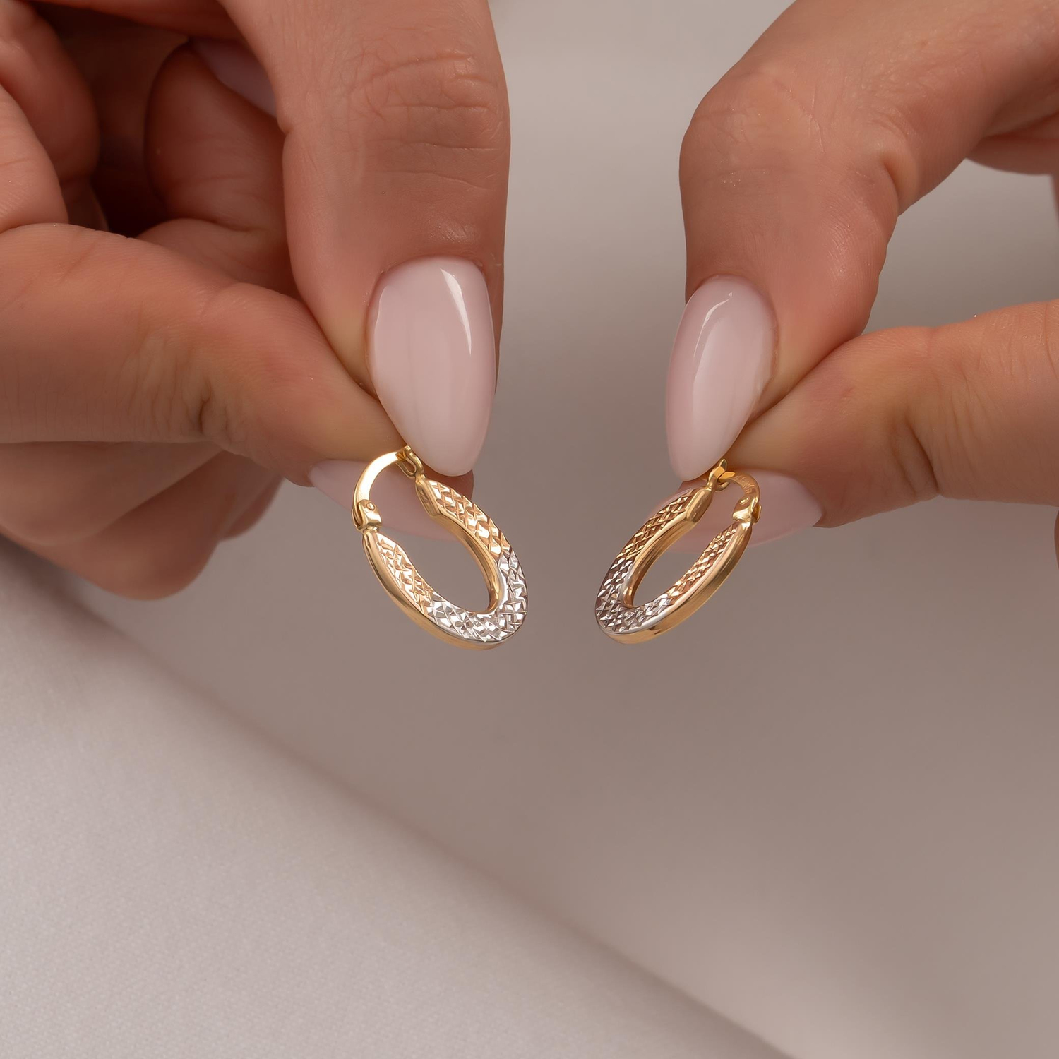 İki Renkli Desenli Küpe 14 Ayar Altın