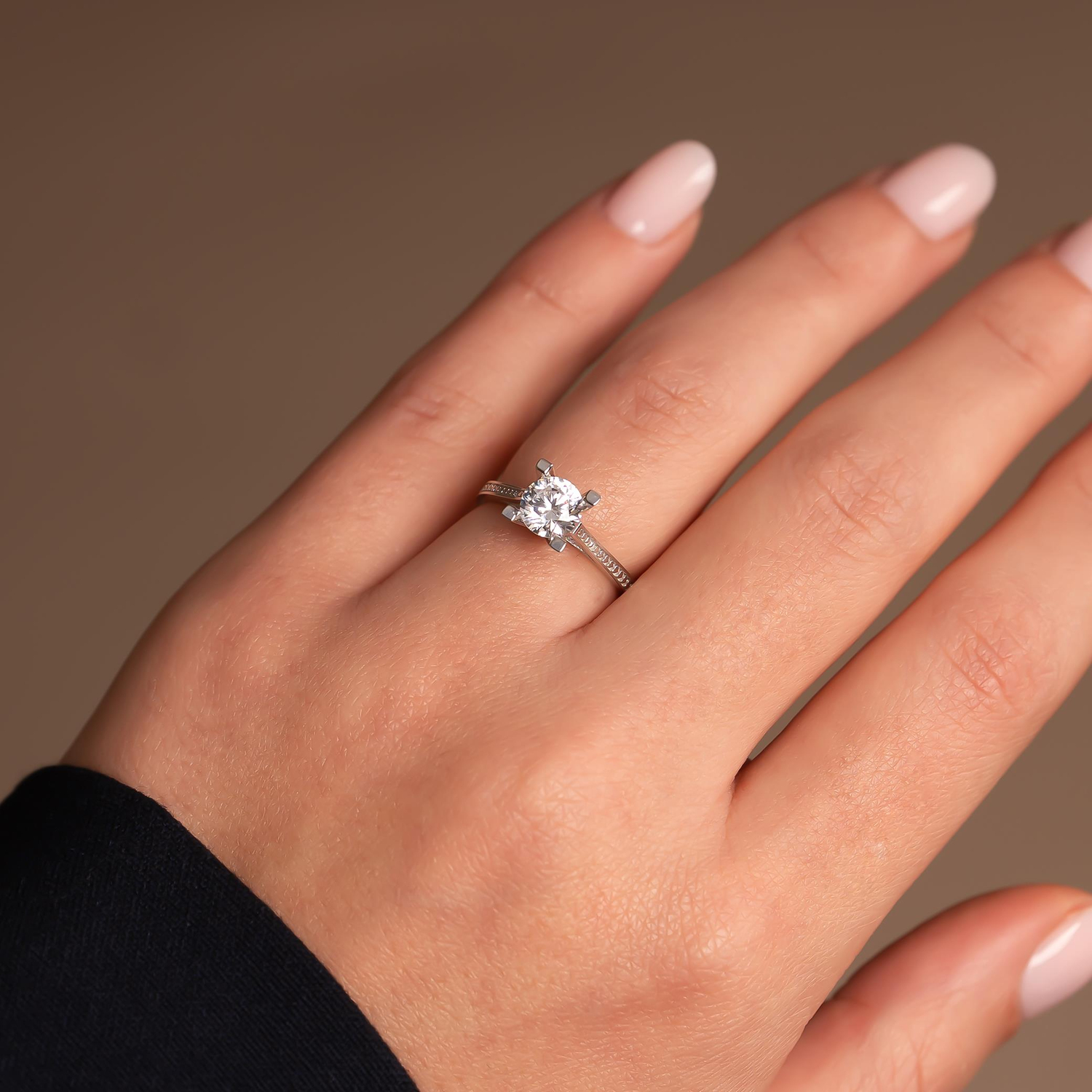 Kenarı Kalpli Altın Tektaş Yüzük