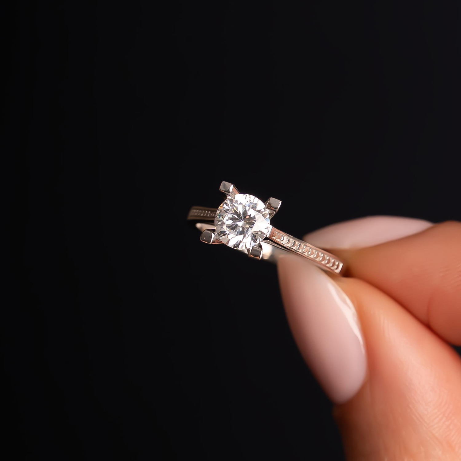 Kenarı Kalpli Altın Tektaş Yüzük