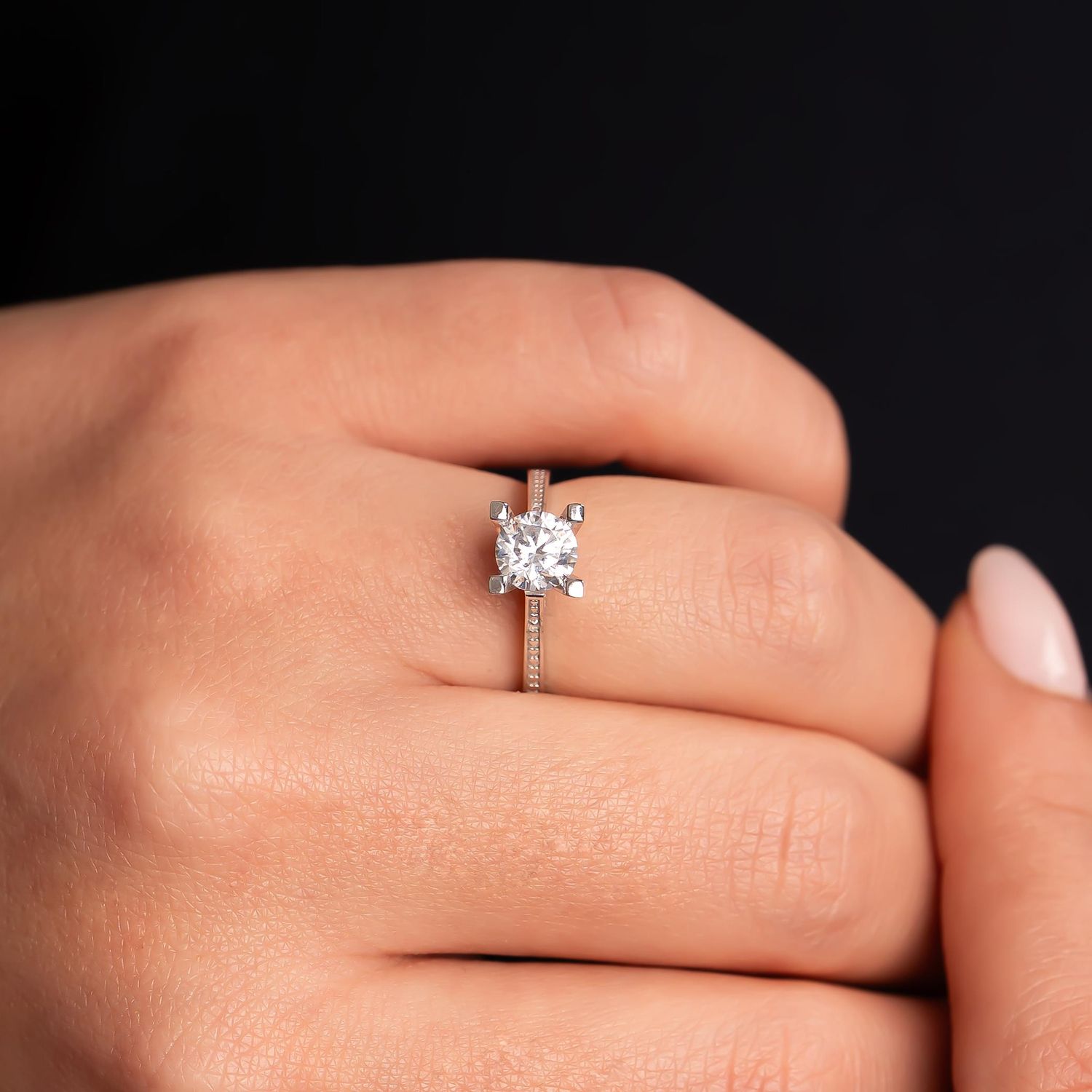 Kenarı Kalpli Altın Tektaş Yüzük