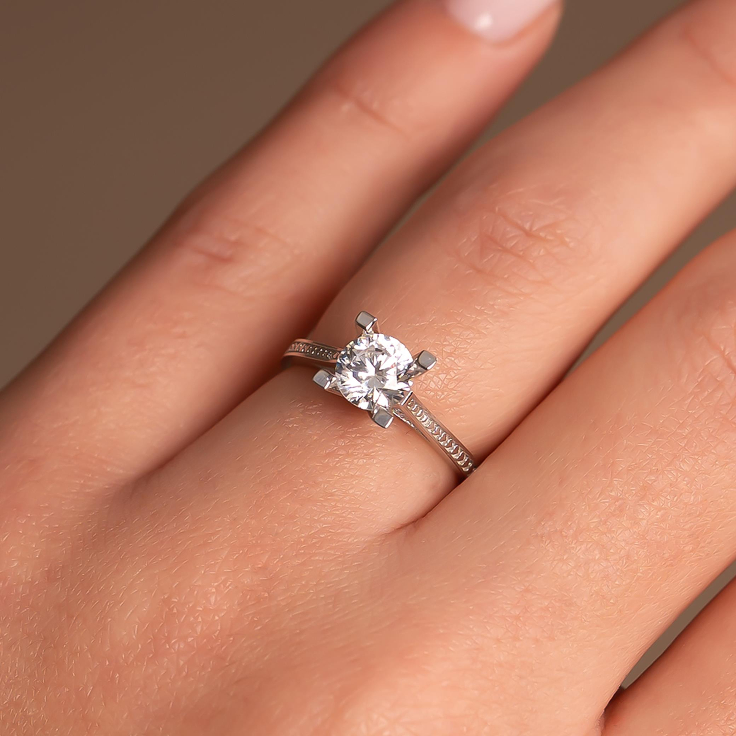 Kenarı Kalpli Altın Tektaş Yüzük