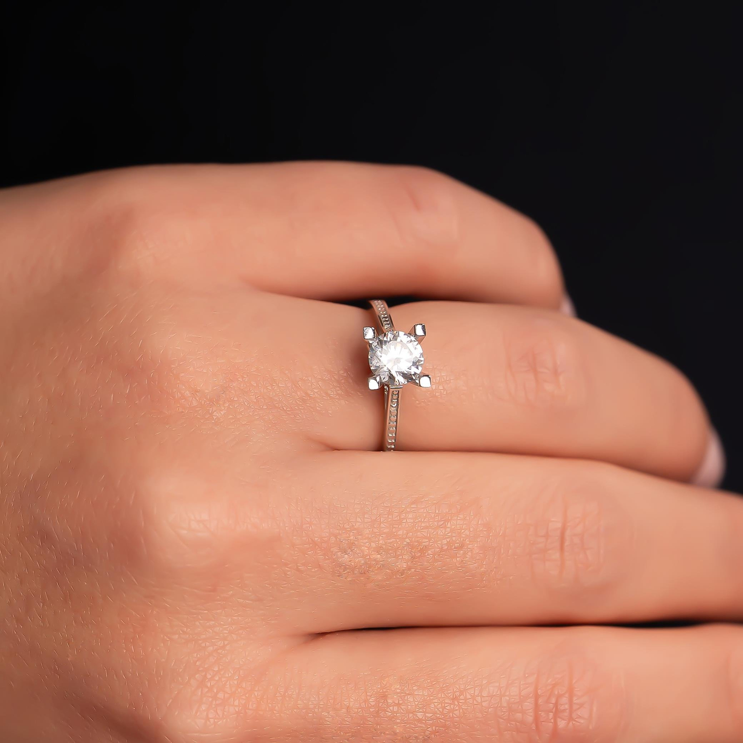 Kenarı Kalpli Altın Tektaş Yüzük