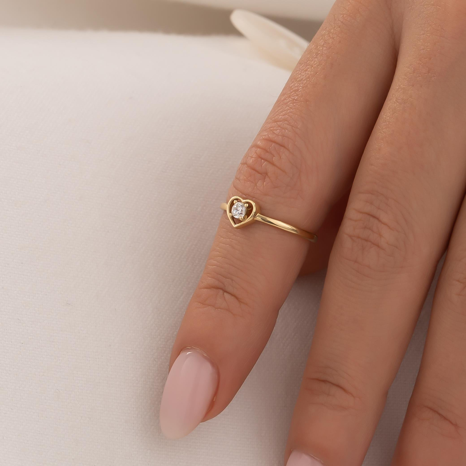 Ortası Taşlı Kalp 14 Ayar Altın Yüzük