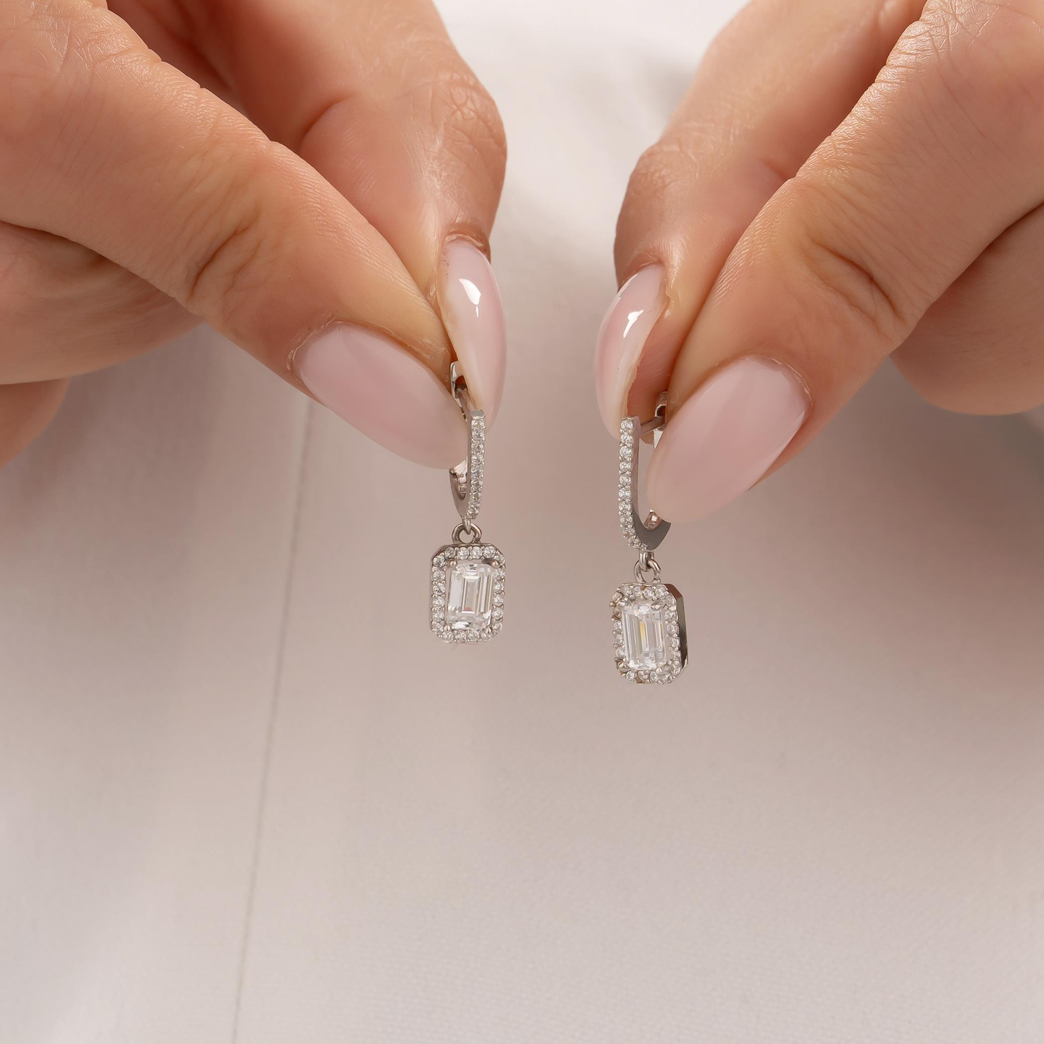 Sallantılı Baget Küpe 14 Ayar Beyaz Altın