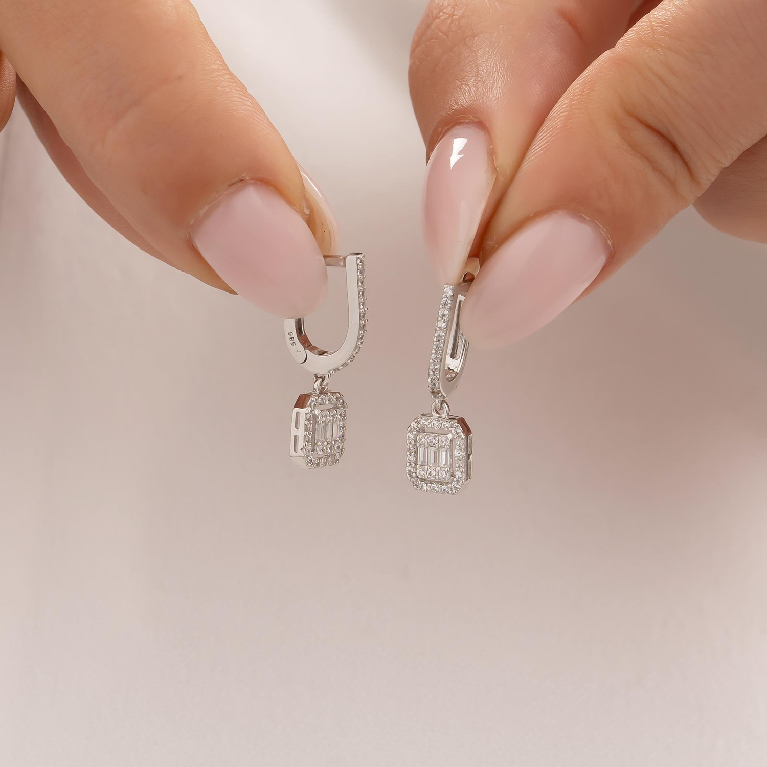 Sallantılı Baget Küpe 14 Ayar Beyaz Altın