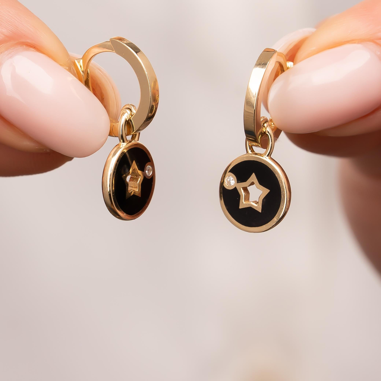 Sallantılı Siyah Mineli Yıldız Küpe 14 Ayar Altın