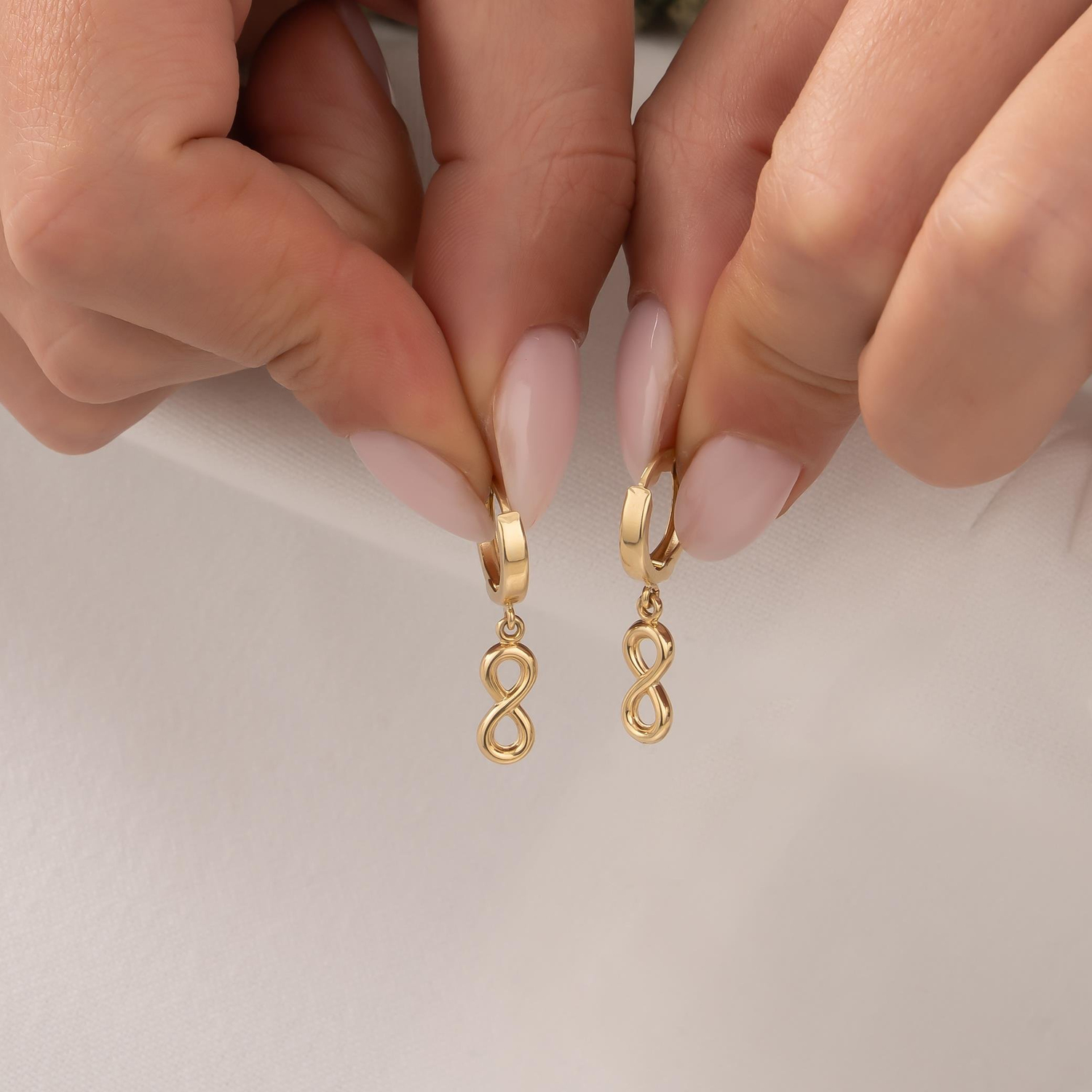 Sallantılı Sonsuzluk Figürlü 14 Ayar Altın Küpe