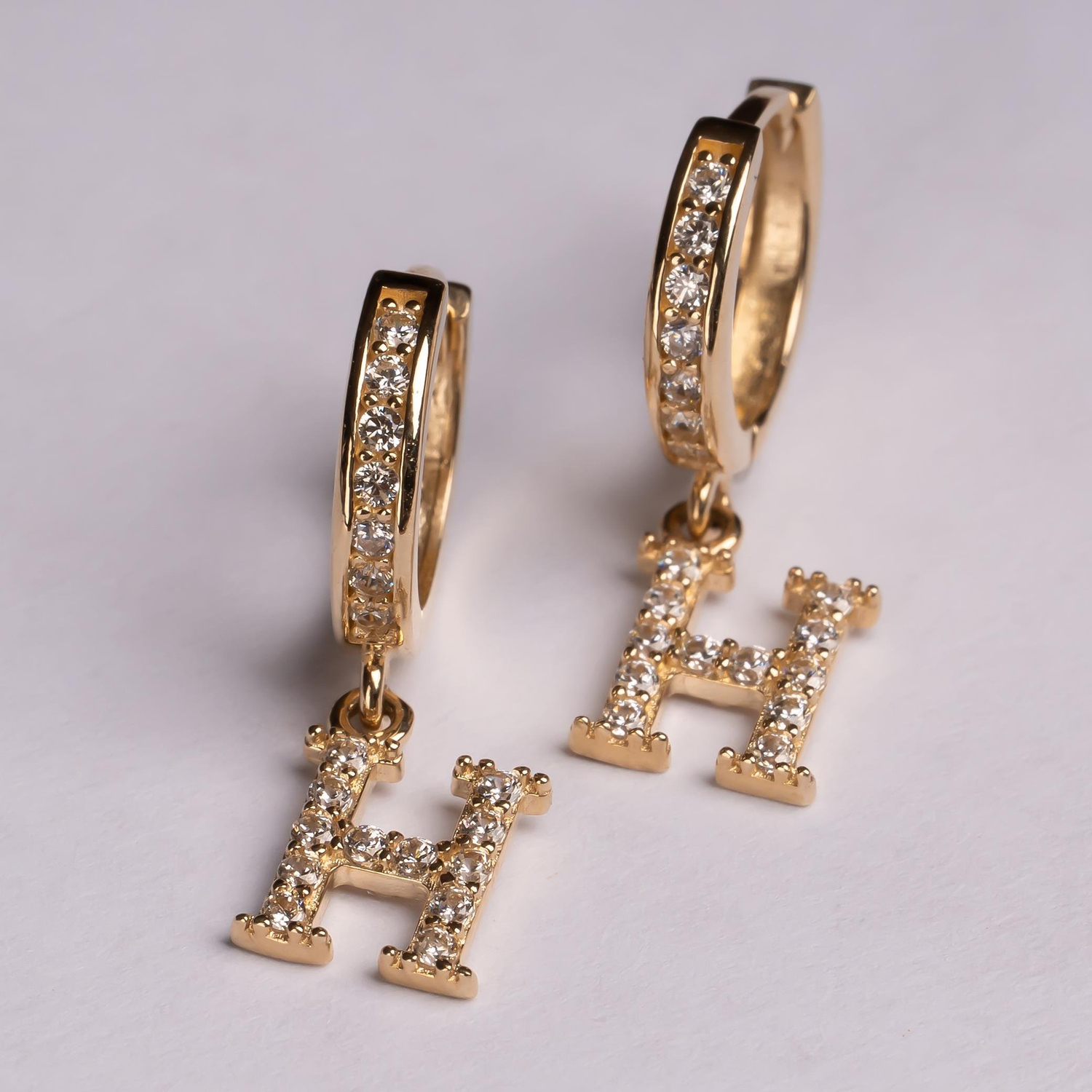 Sallantılı Taşlı H Harfi 14 Ayar Altın Küpe