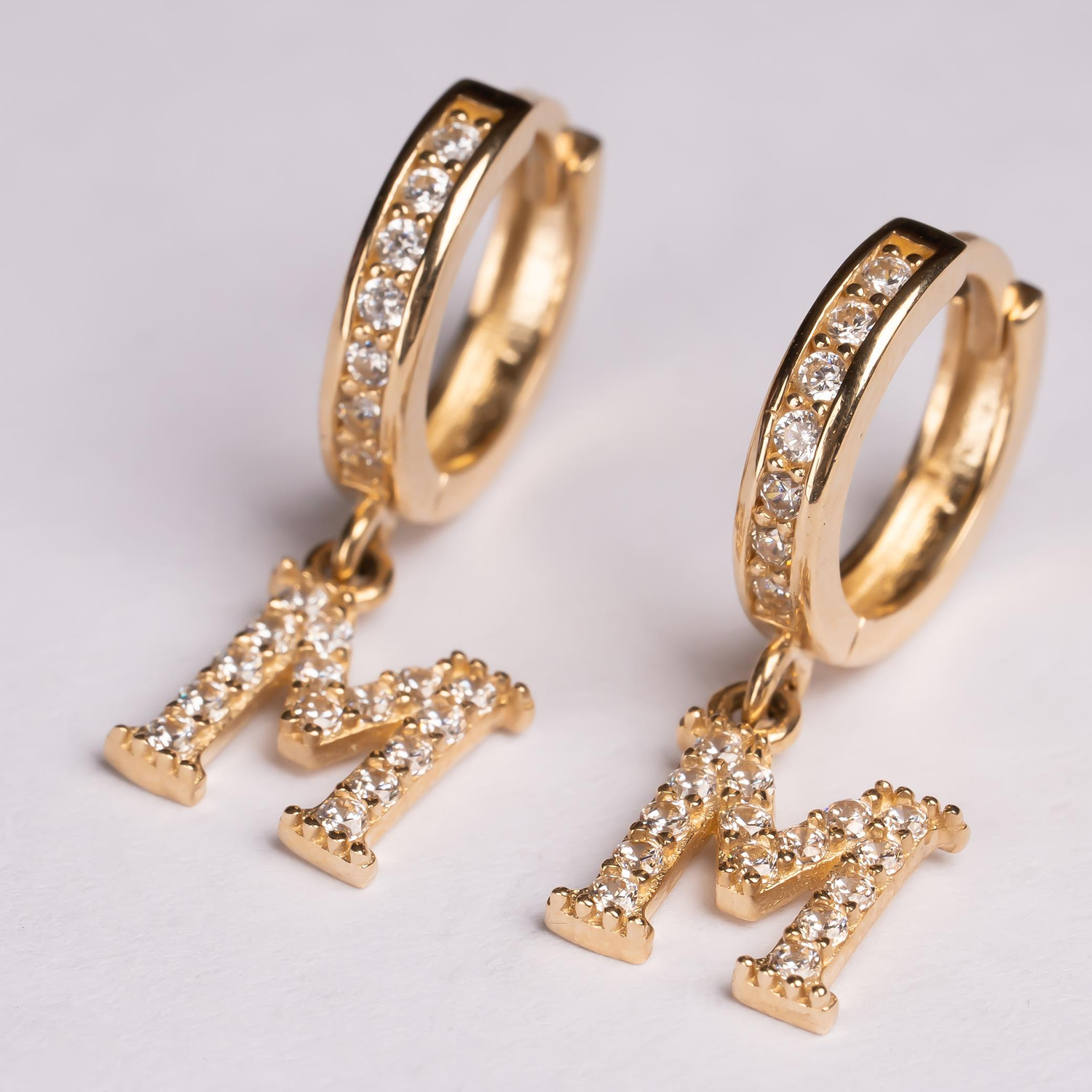 Sallantılı Taşlı M Harfi 14 Ayar Altın Küpe