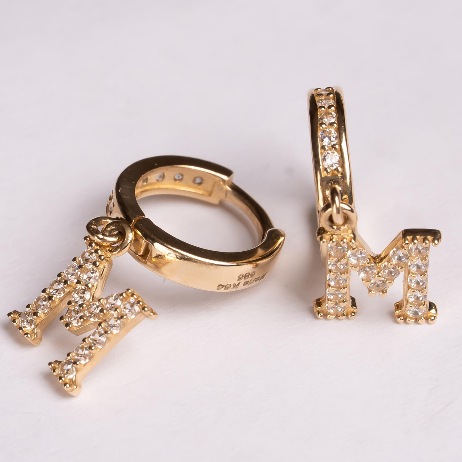 Sallantılı Taşlı M Harfi 14 Ayar Altın Küpe