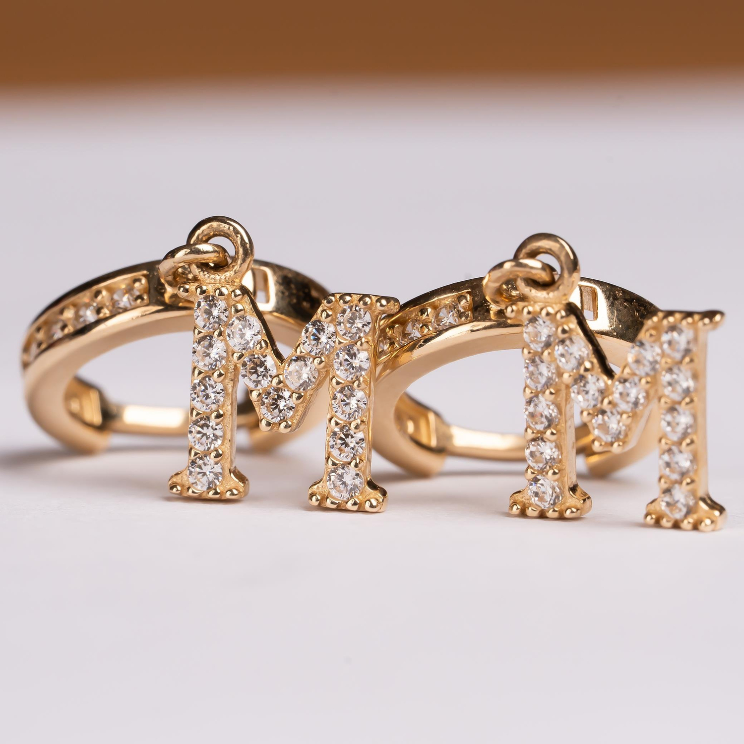 Sallantılı Taşlı M Harfi 14 Ayar Altın Küpe