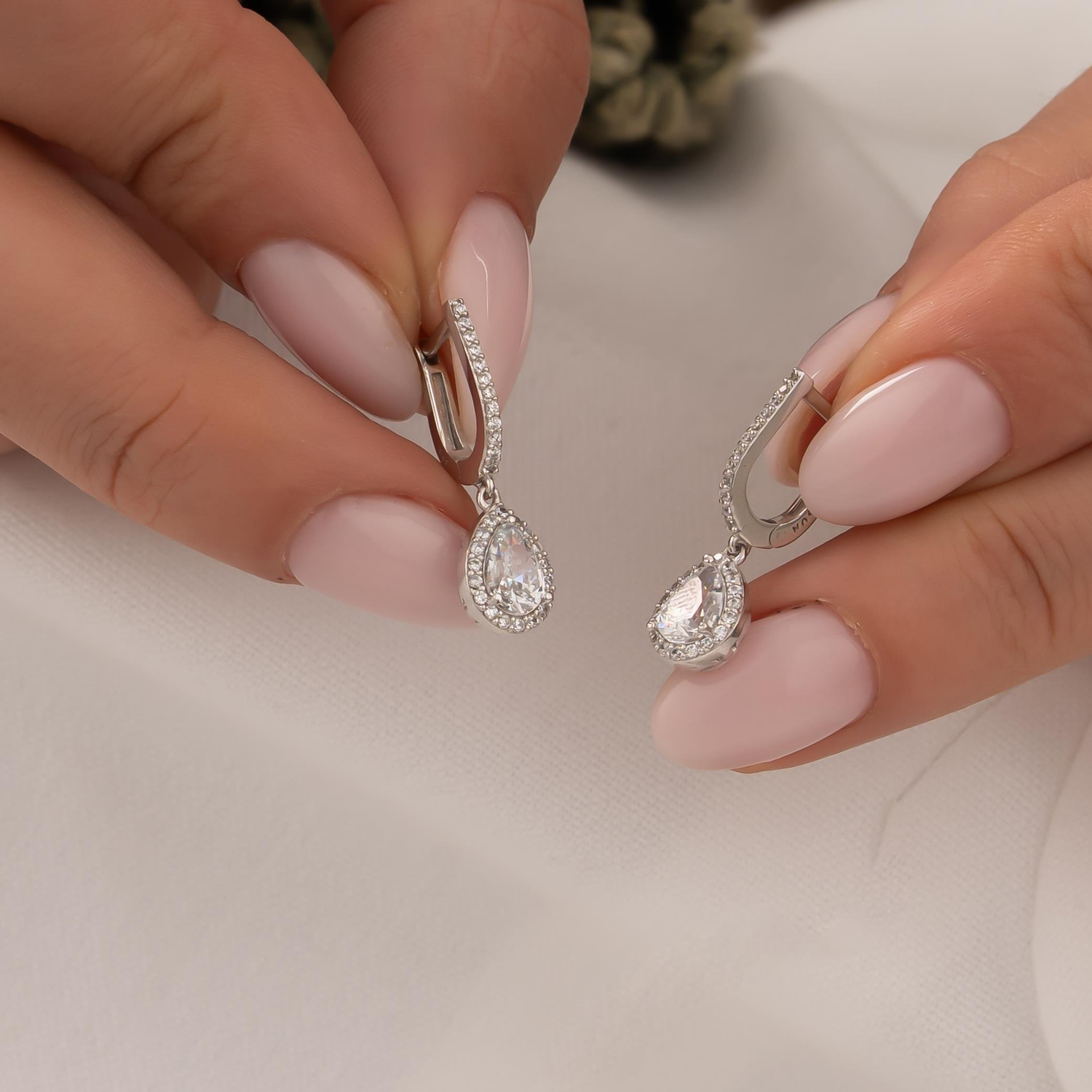 Sallantılı Tektaş 14 Ayar Beyaz Altın Küpe