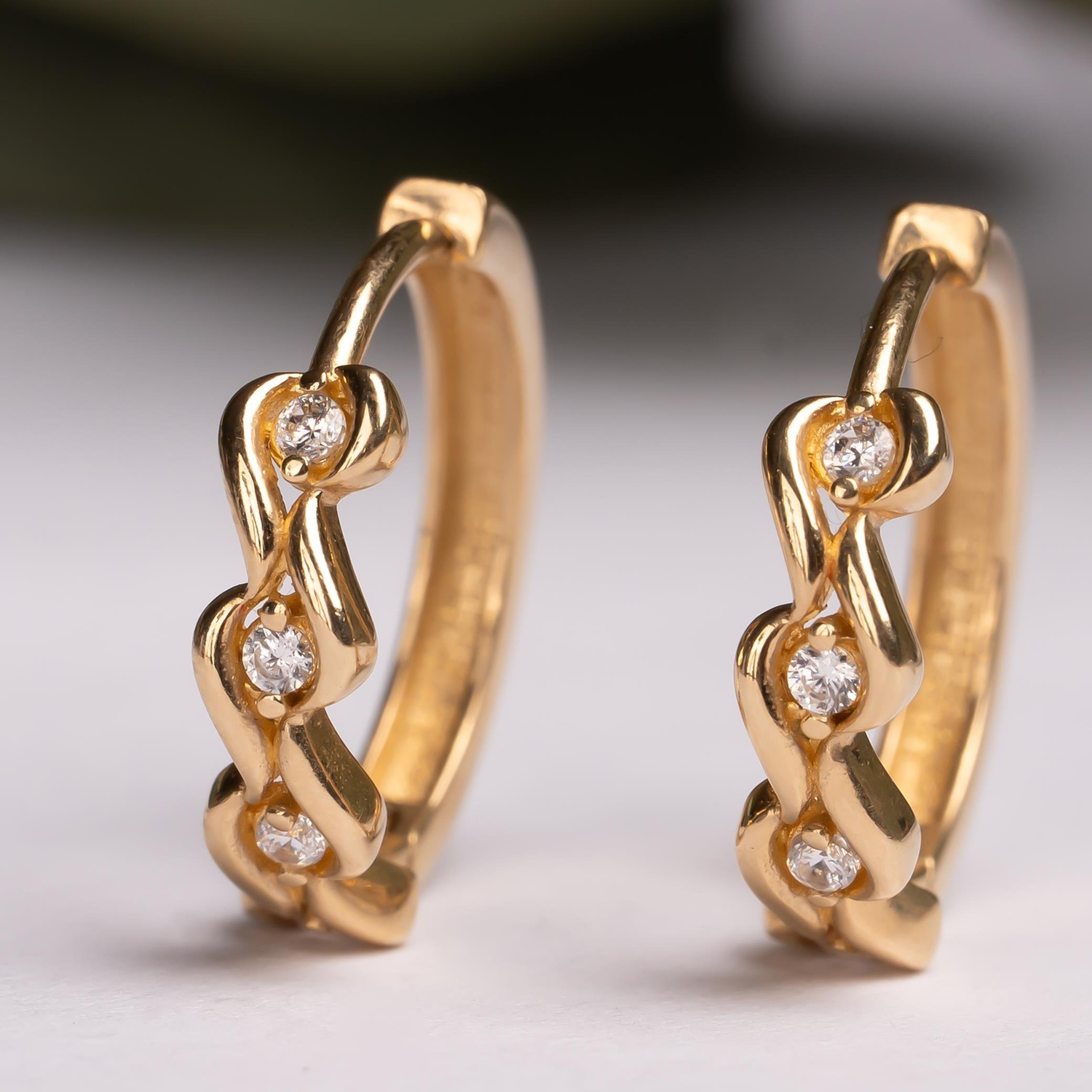 Taşlı Dalga Model Halka Küpe 14 Ayar Altın