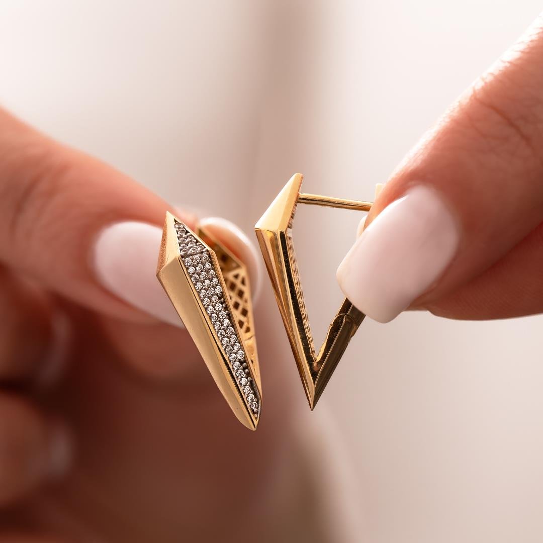 Taşlı Üçgen Geometrik Tasarım Küpe 14 Ayar Altın
