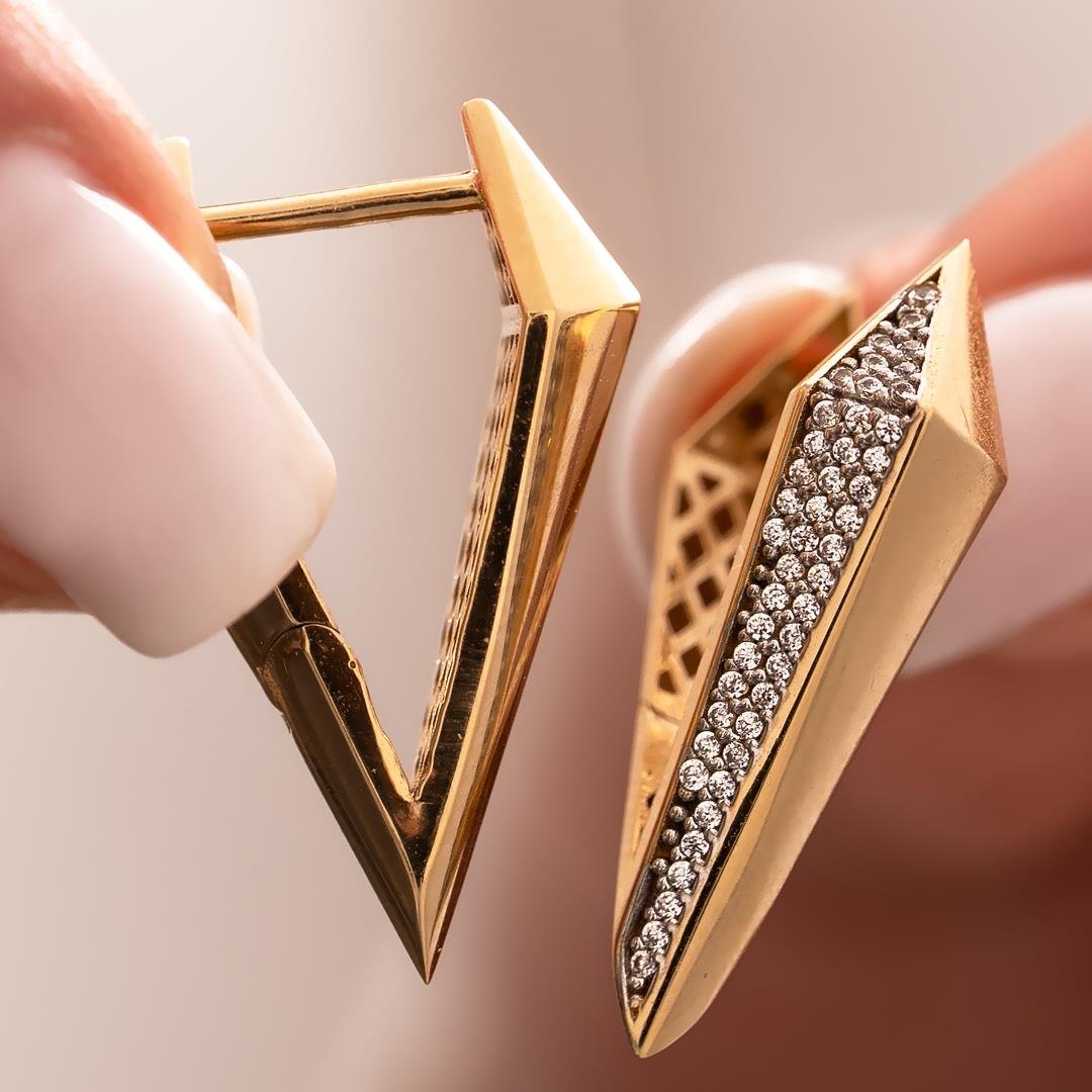 Taşlı Üçgen Geometrik Tasarım Küpe 14 Ayar Altın