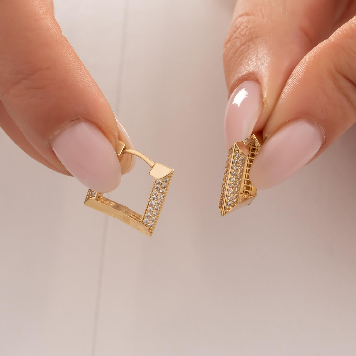 Taşlı Üçgen Küpe 14 Ayar Altın