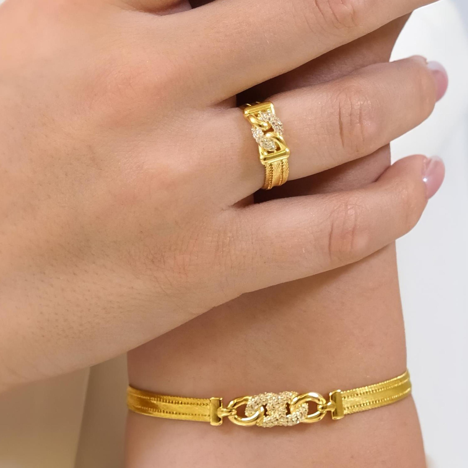 Trabzon Hasır Modern Taşlı Gurmet Model 14 Ayar 3 Sıra Altın Kolye Sarı