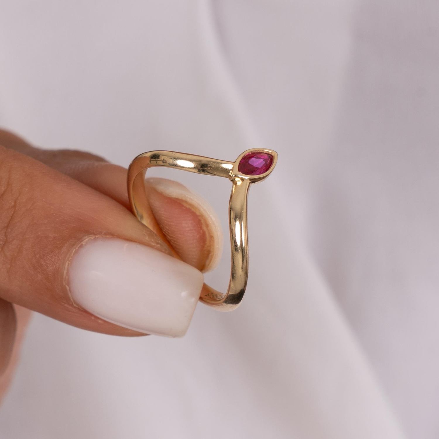 Mor Taşlı  V 14 Ayar Altın Yüzük