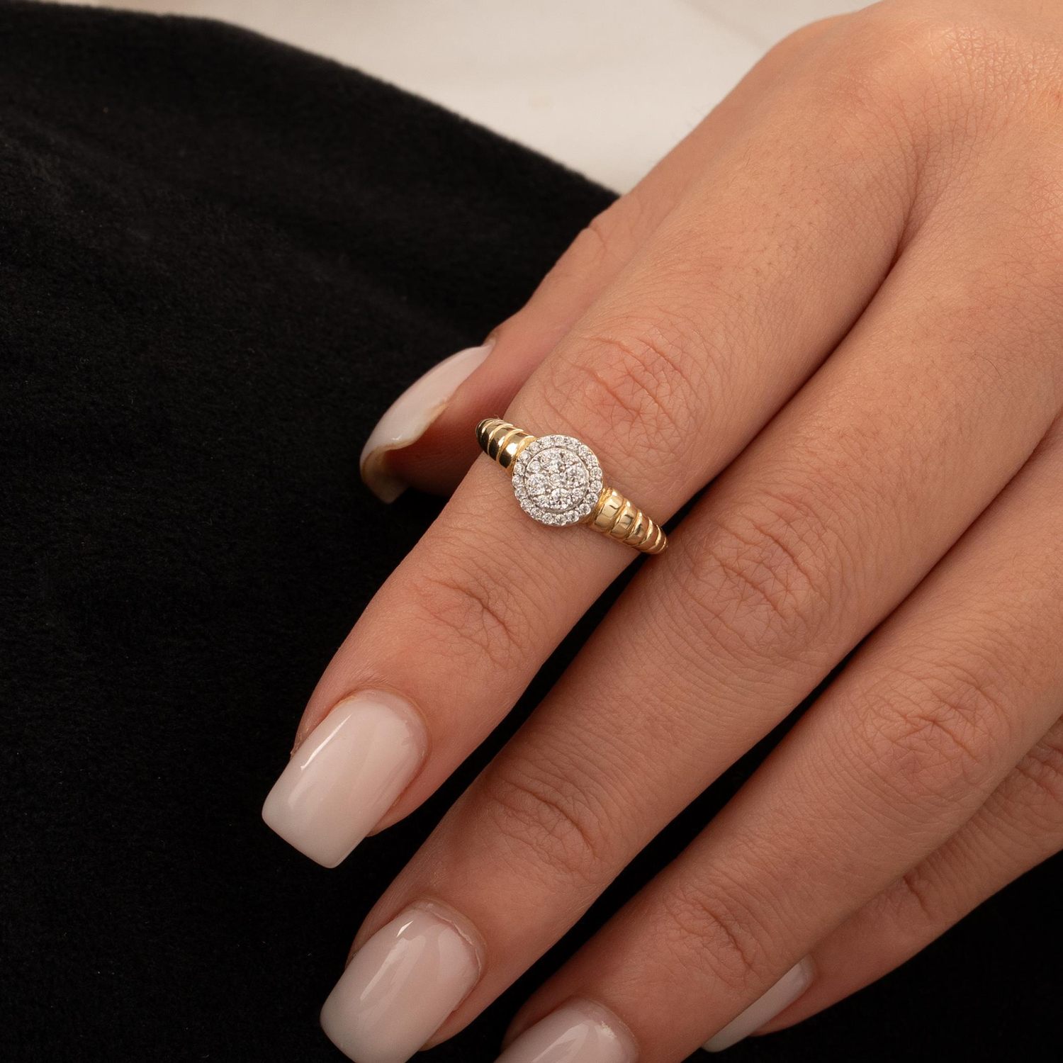 Ortası Taşlı 14 Ayar Altın Yüzük