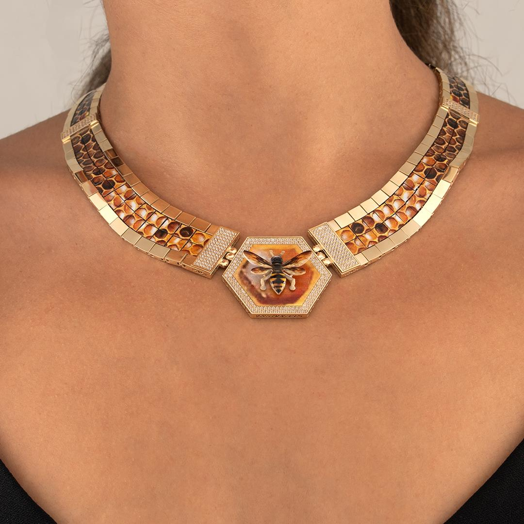 Özel Tasarım Arı Figürlü Altın Kolye