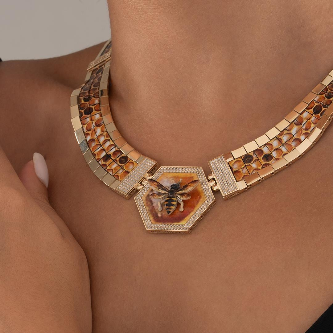 Özel Tasarım Arı Figürlü Altın Kolye