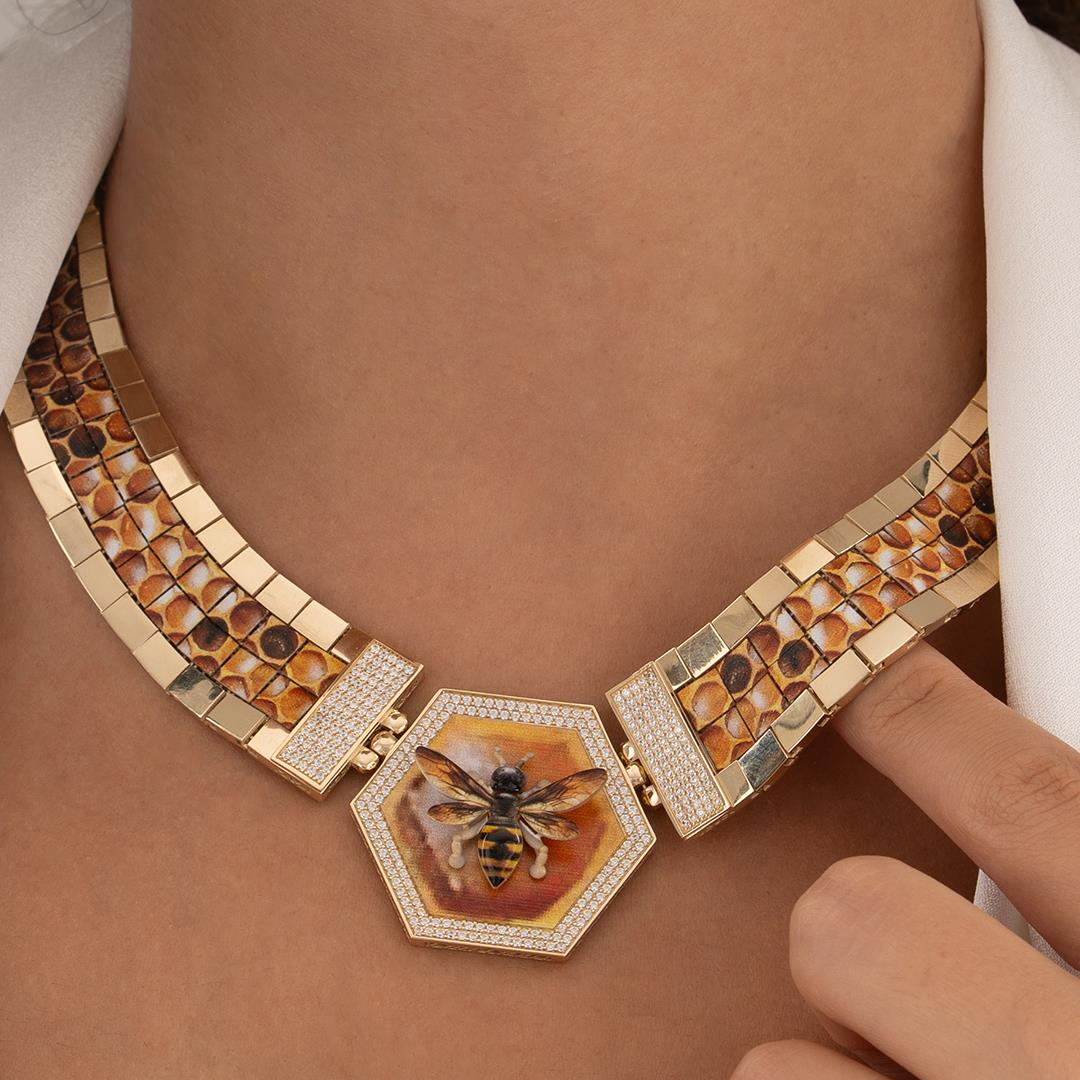 Özel Tasarım Arı Figürlü Altın Kolye