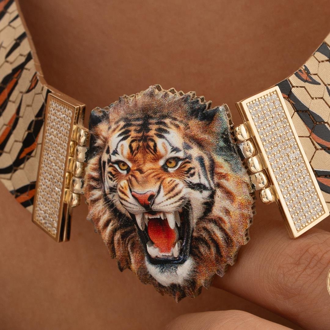 Özel Tasarım Aslan Figürlü Altın Kolye