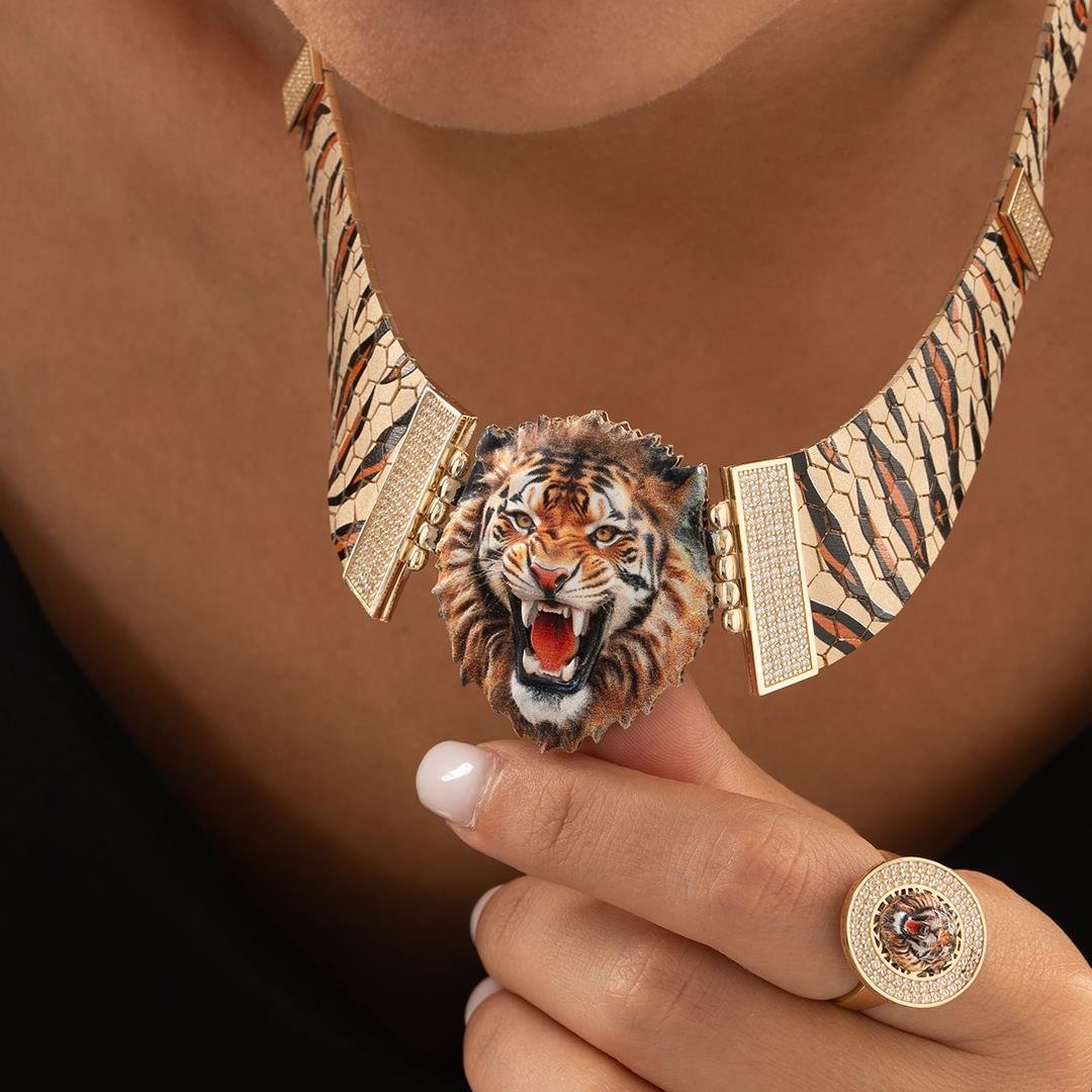 Özel Tasarım Aslan Figürlü Altın Kolye