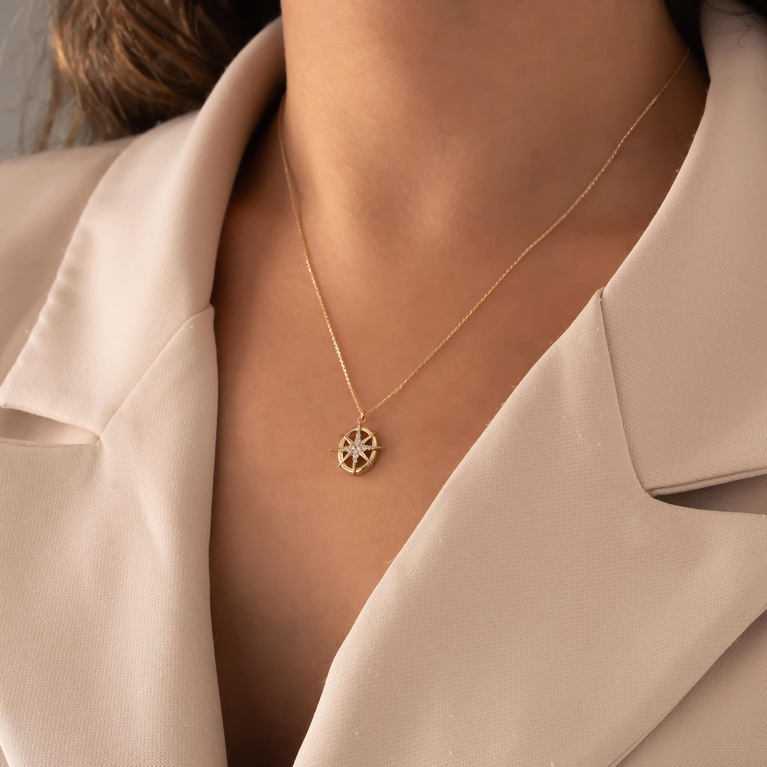 Taşlı Pusula 14 Ayar Altın Kolye