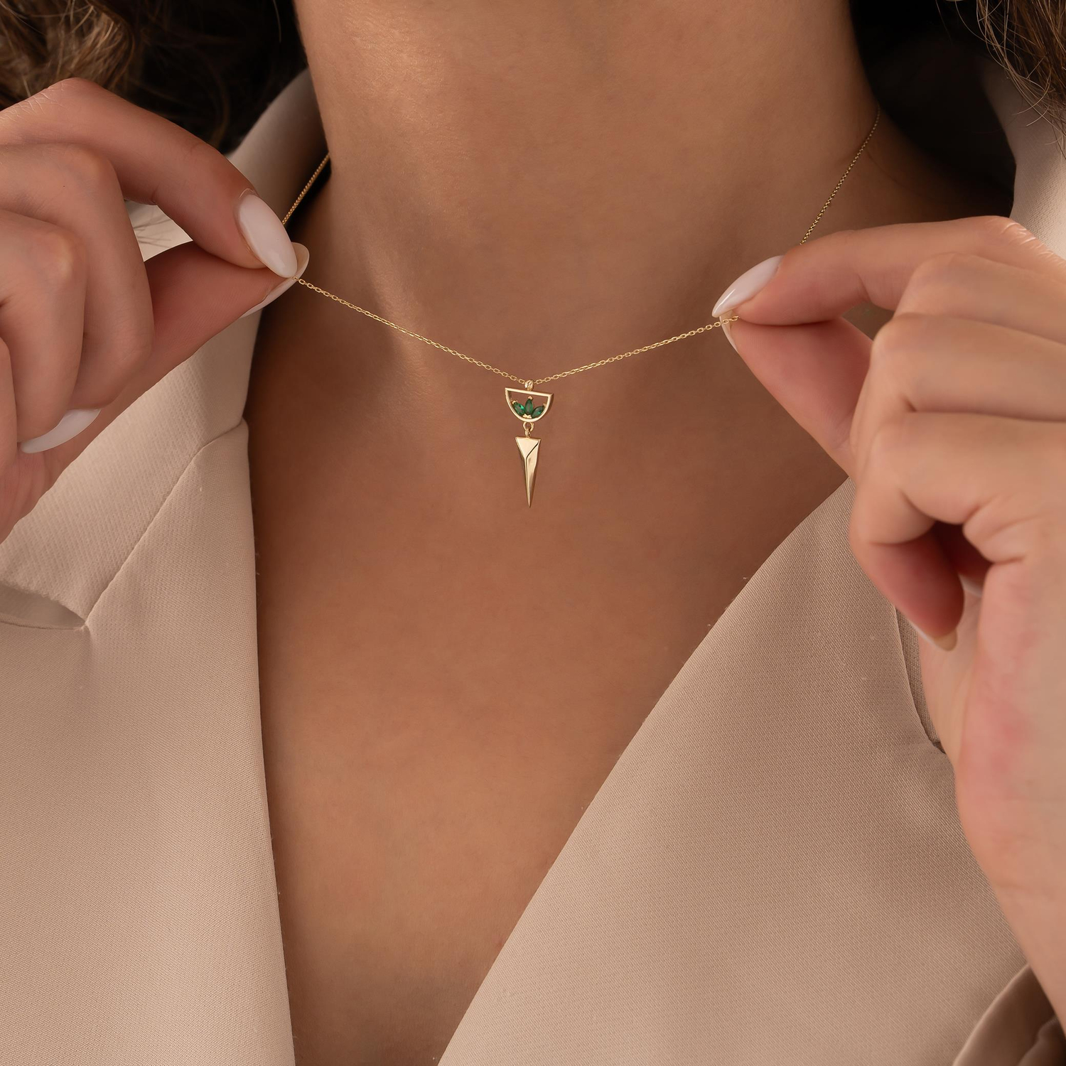 Yeşil Taşlı Üçgen 14 Ayar Altın Kolye