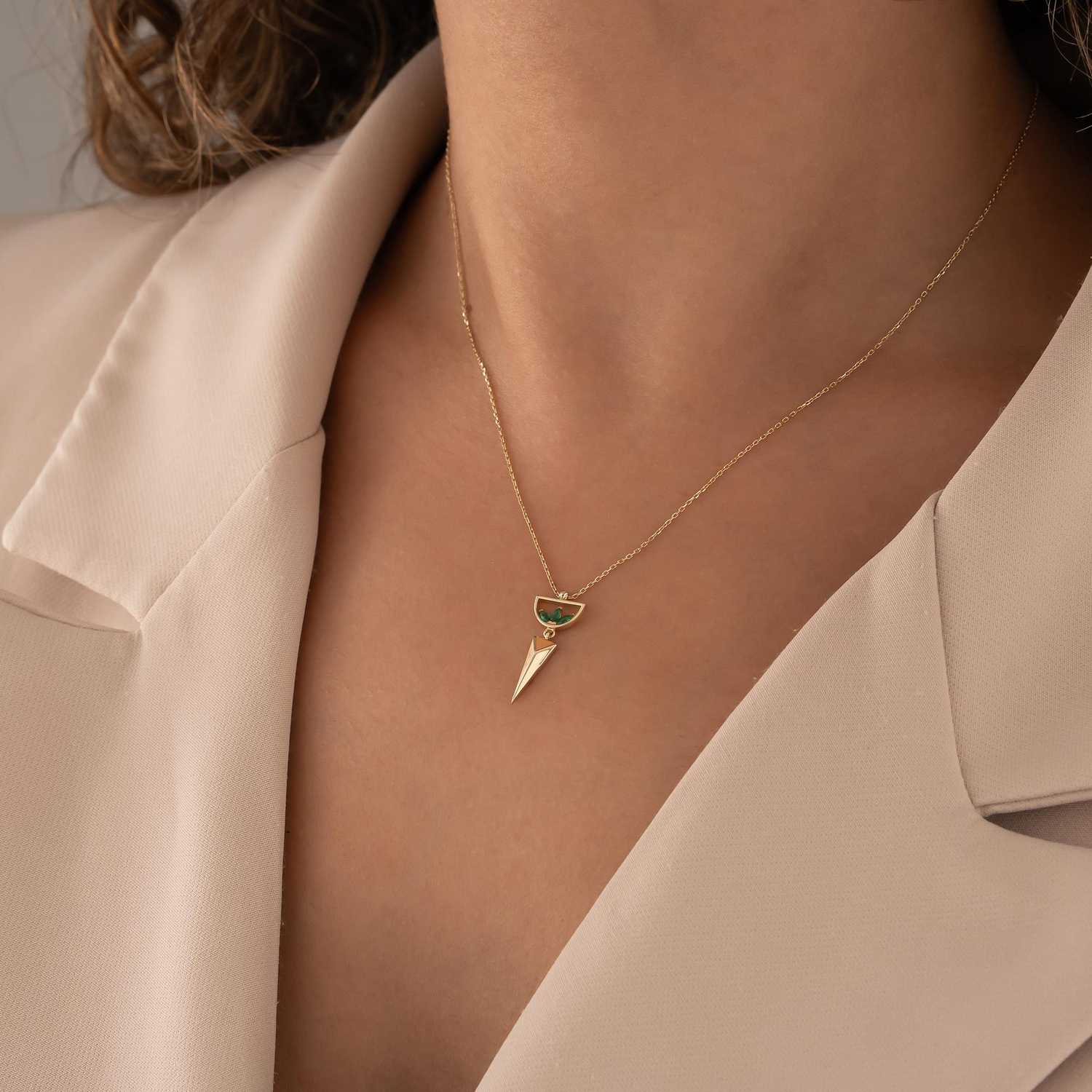 Yeşil Taşlı Üçgen 14 Ayar Altın Kolye