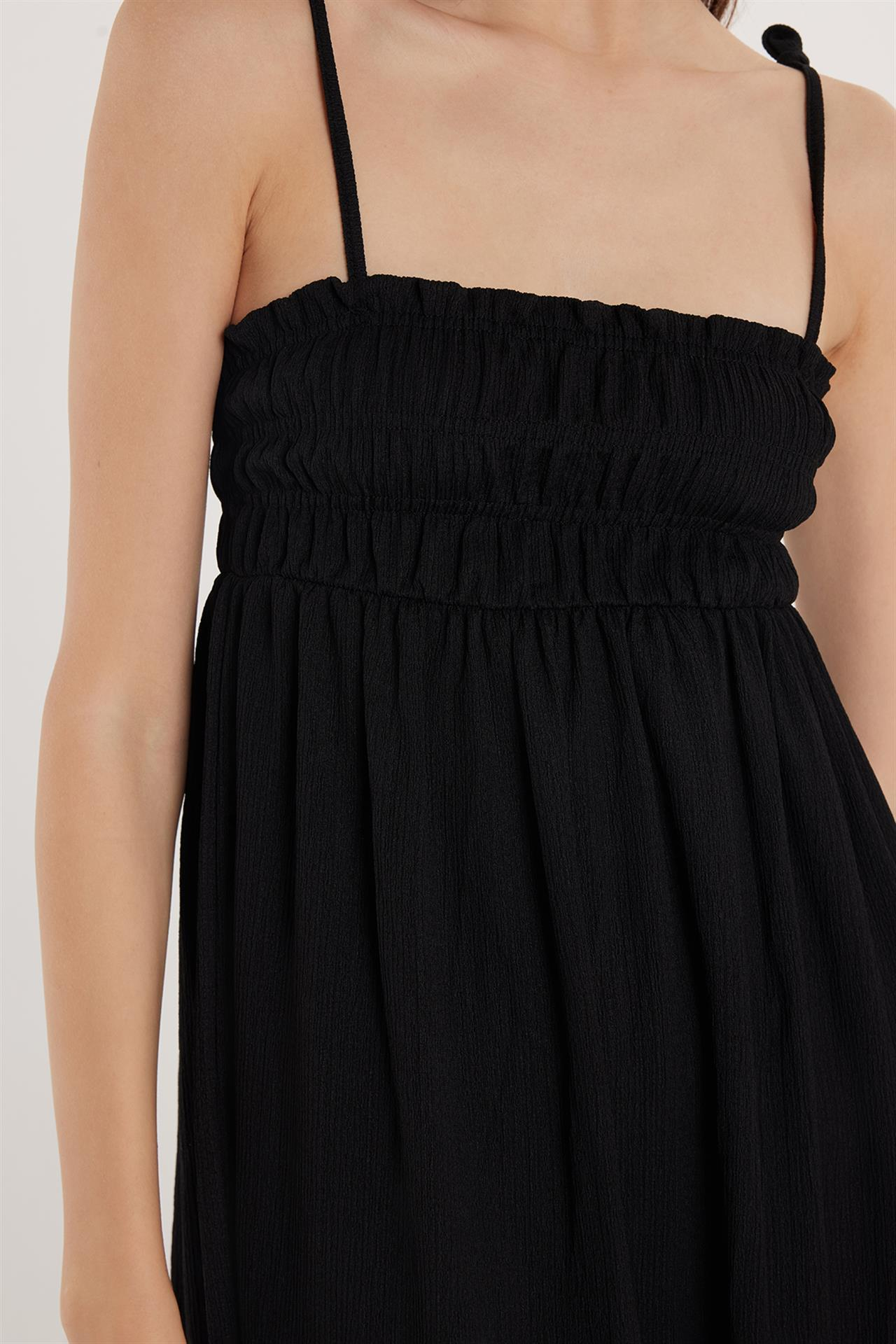 Kadın Slim Fit Dar Kesim İnce Askılı Bağlama Detaylı Büzgülü Siyah Elbise