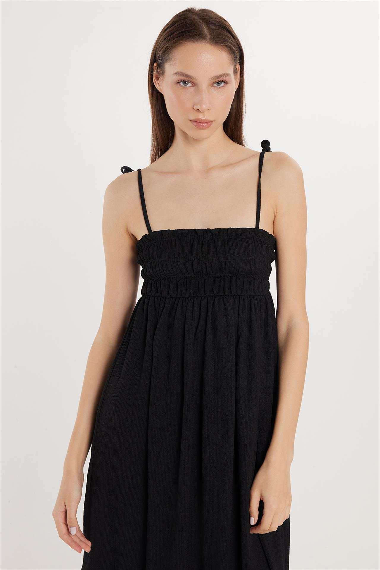 Kadın Slim Fit Dar Kesim İnce Askılı Bağlama Detaylı Büzgülü Siyah Elbise