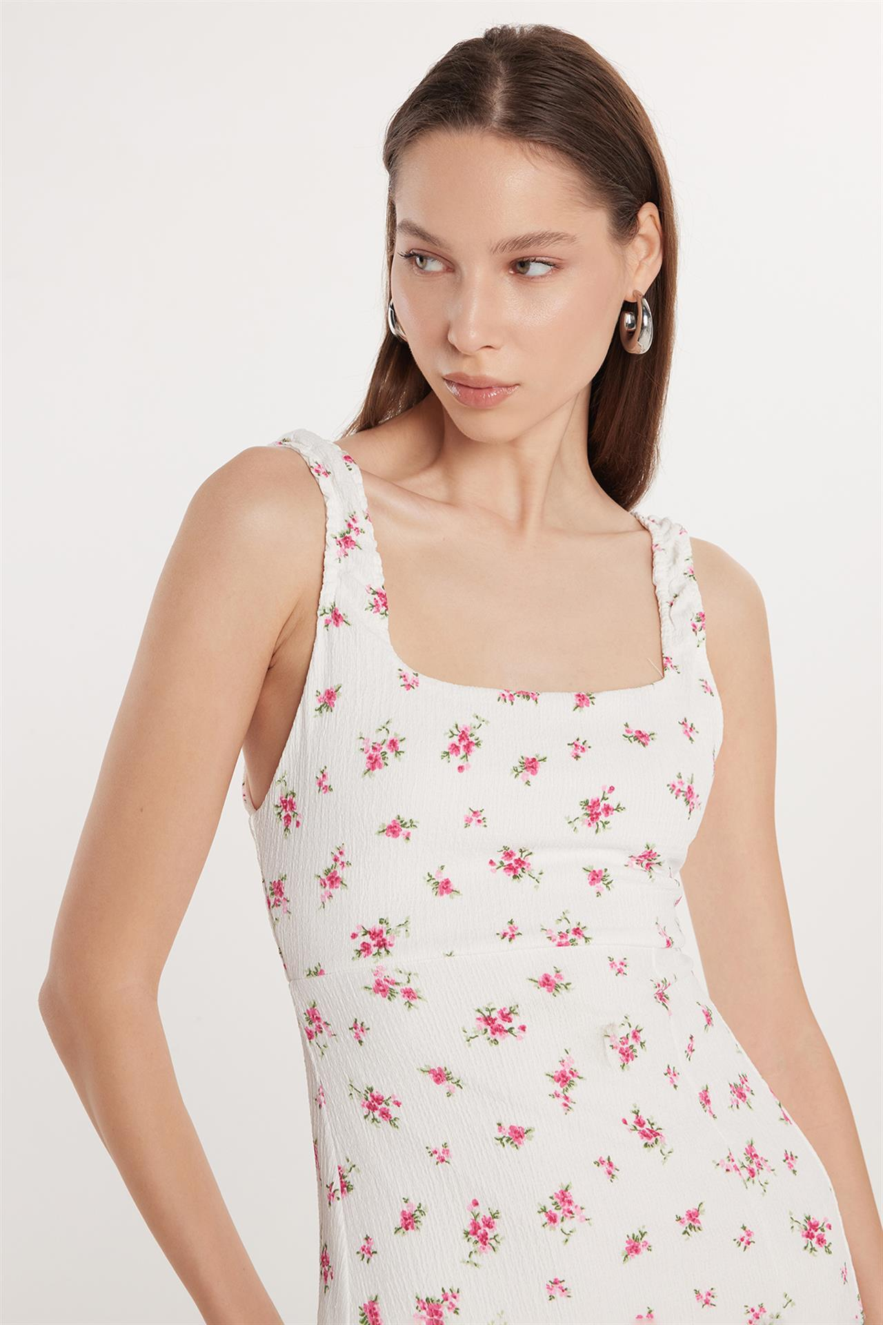 Kadın Slim Fit Dar Kesim İnce Askılı Kare Yaka Baskılı Gofre Kumaş Elbise